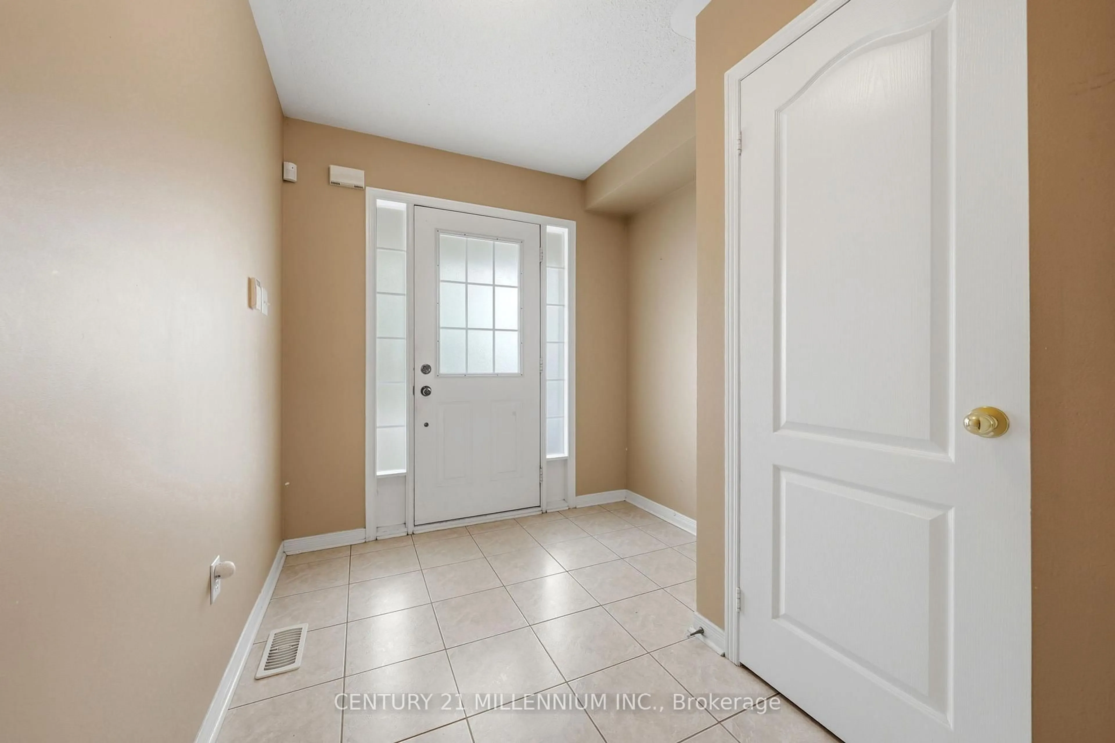 Indoor entryway for 6399 Spinnaker Circ #6, Mississauga Ontario L5W 1Z4