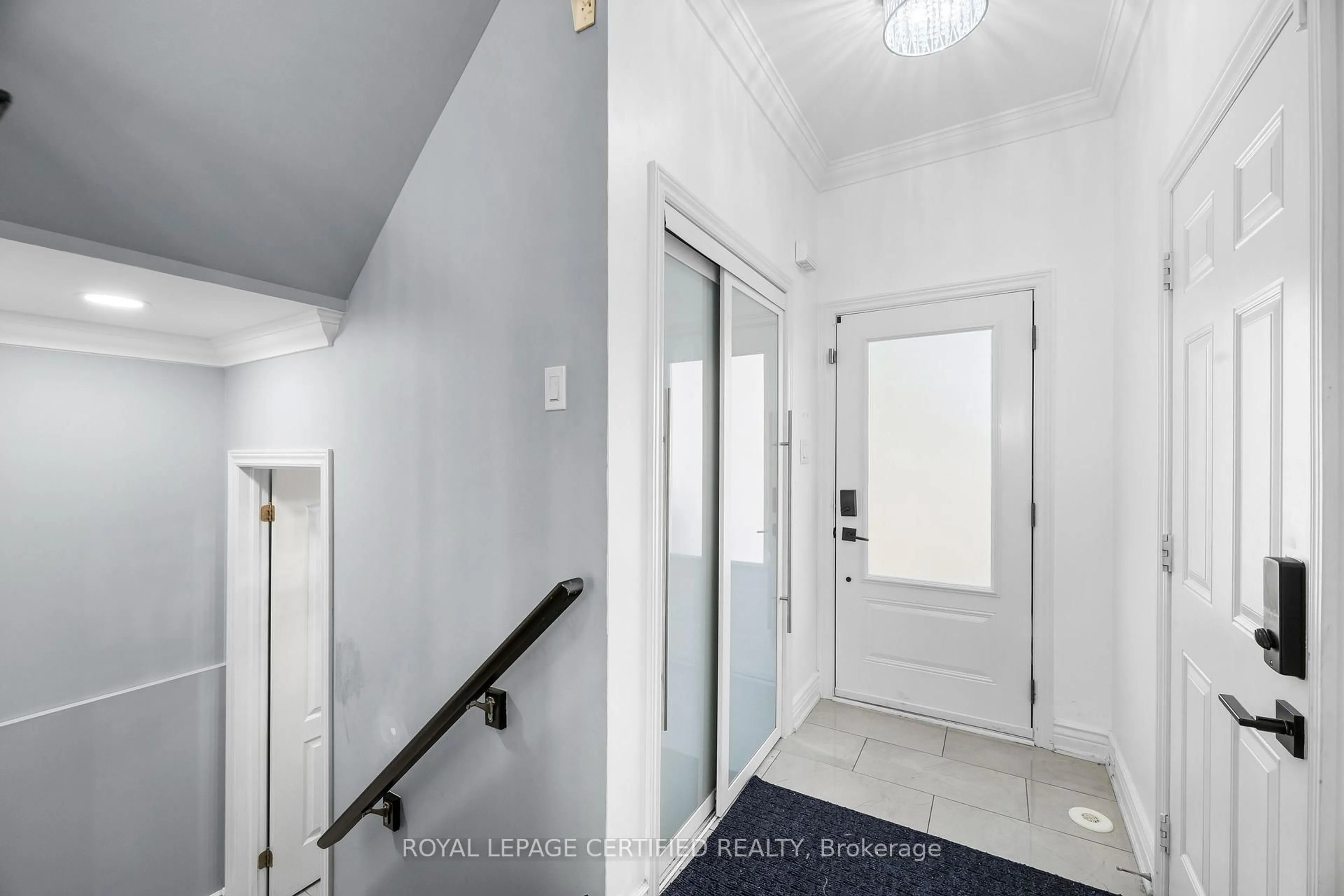 Indoor entryway for 938 Burrows Gate, Milton Ontario L9T 0K7