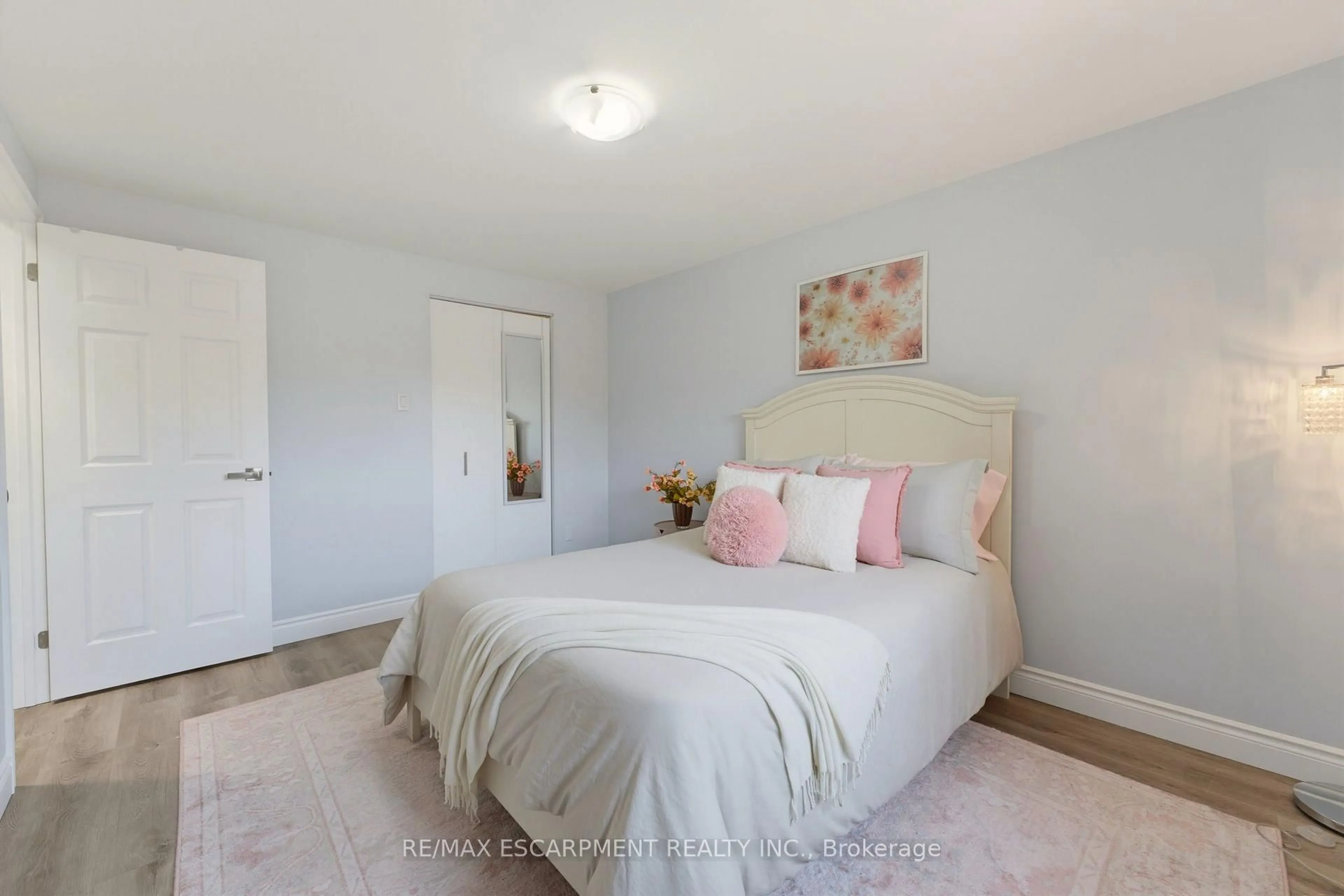 Bedroom with bed, unknown for 620 Forestwood Cres, Burlington Ontario L7L 4K5
