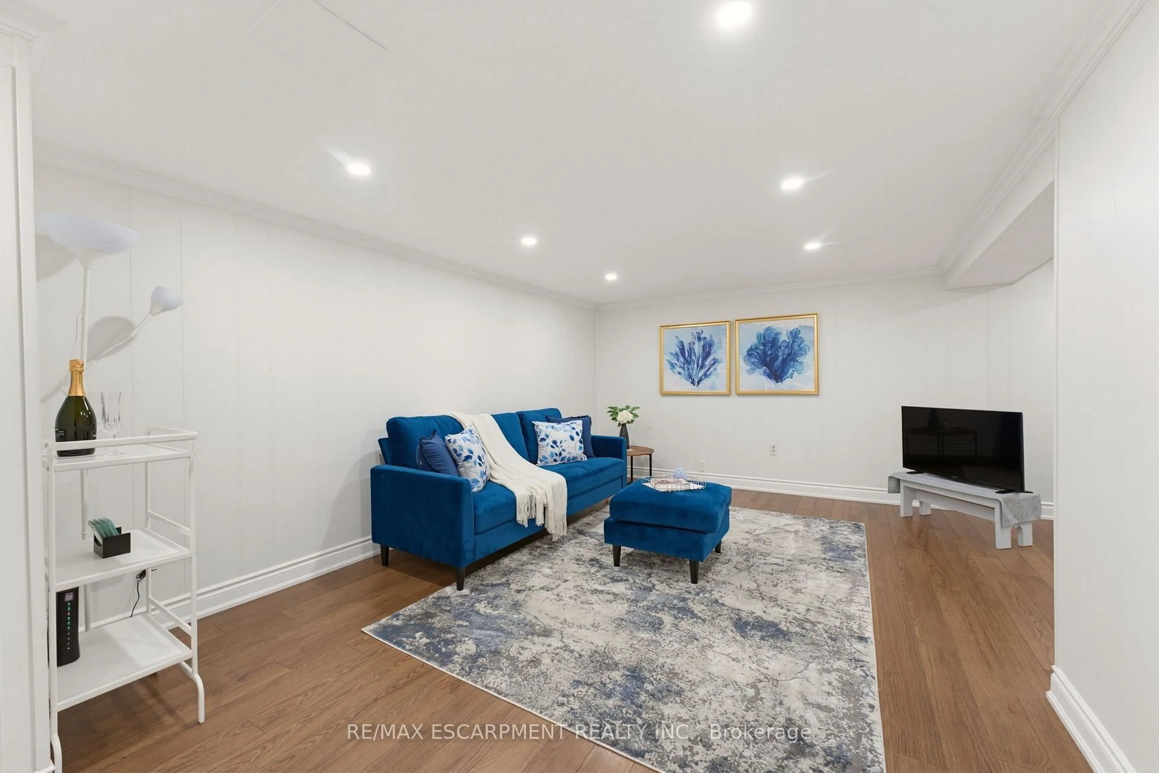 Living room with furniture, unknown for 620 Forestwood Cres, Burlington Ontario L7L 4K5