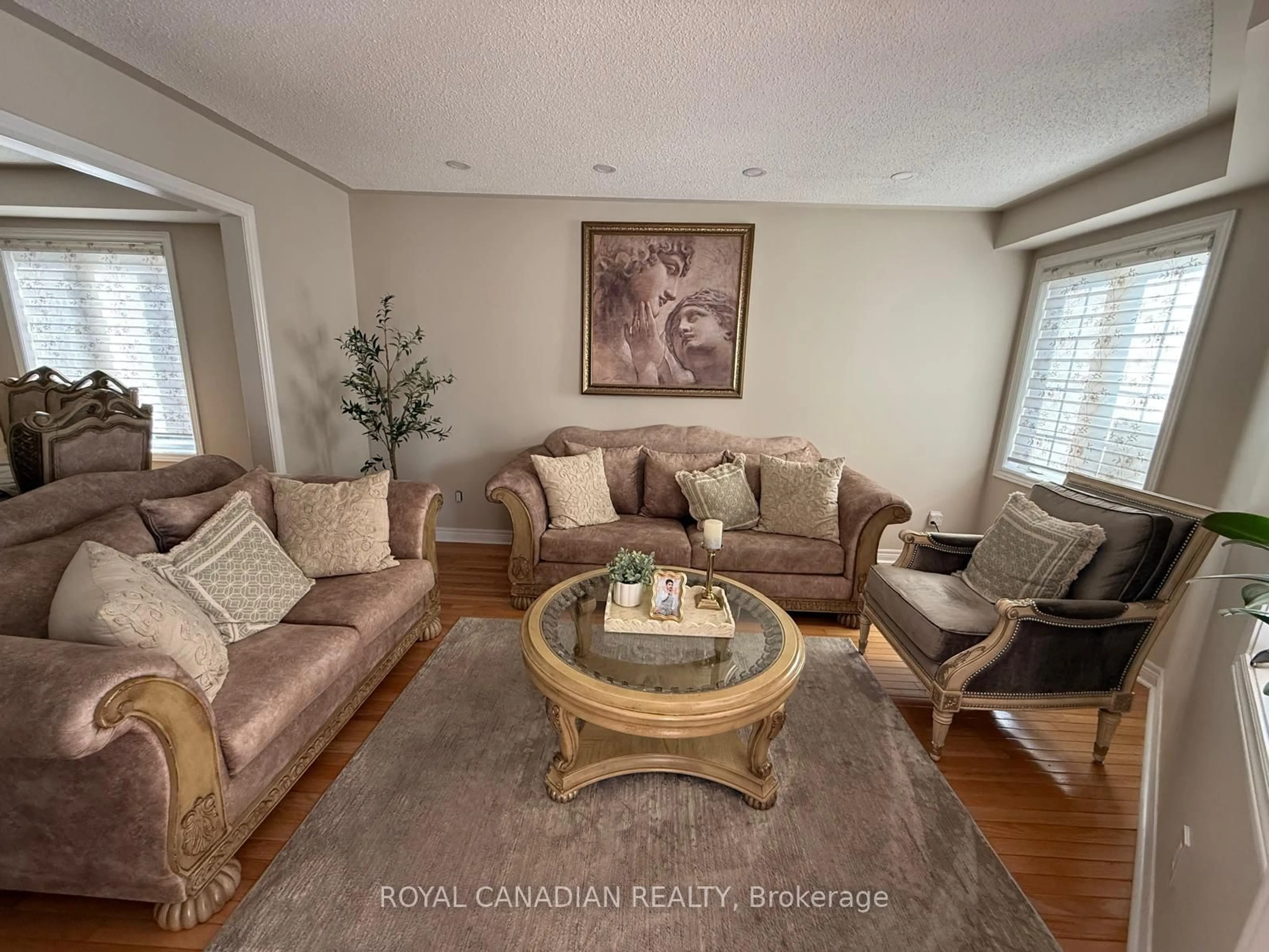 Living room with furniture, unknown for 42 Cobblestone Crt, Brampton Ontario L6R 2S2