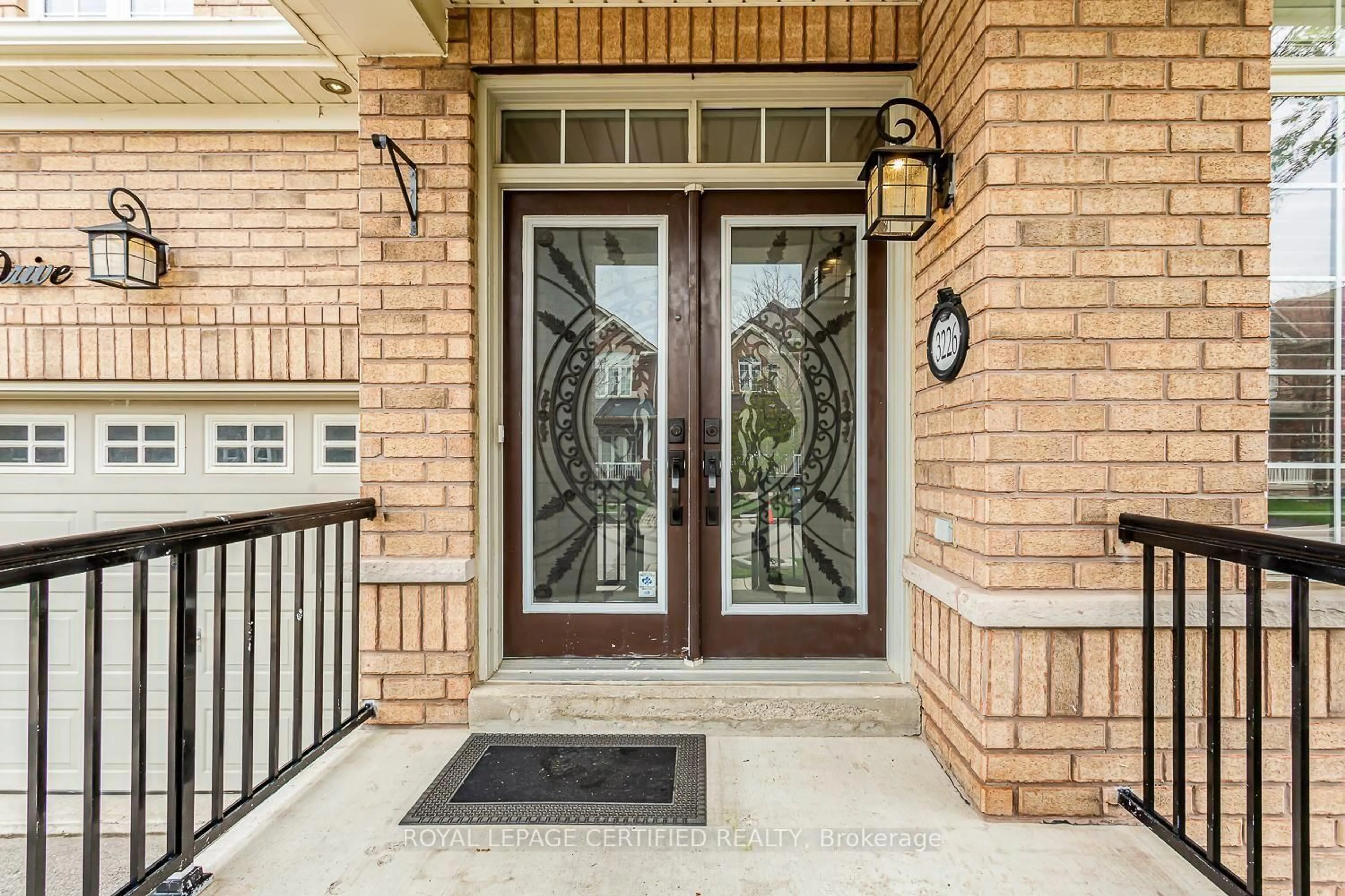Indoor entryway for 3226 Paul Henderson Dr, Mississauga Ontario L5M 0H3
