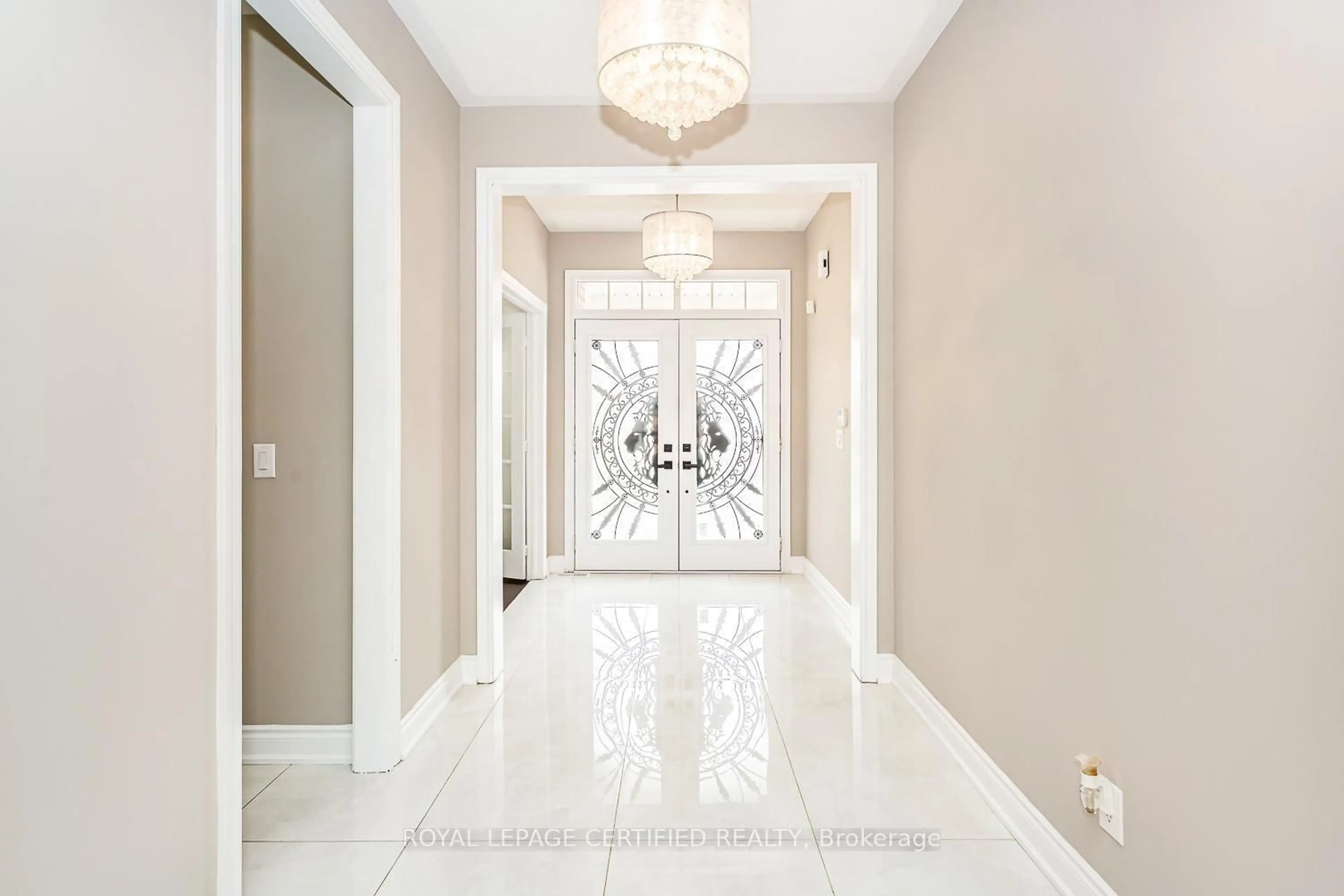 Indoor entryway for 3226 Paul Henderson Dr, Mississauga Ontario L5M 0H3