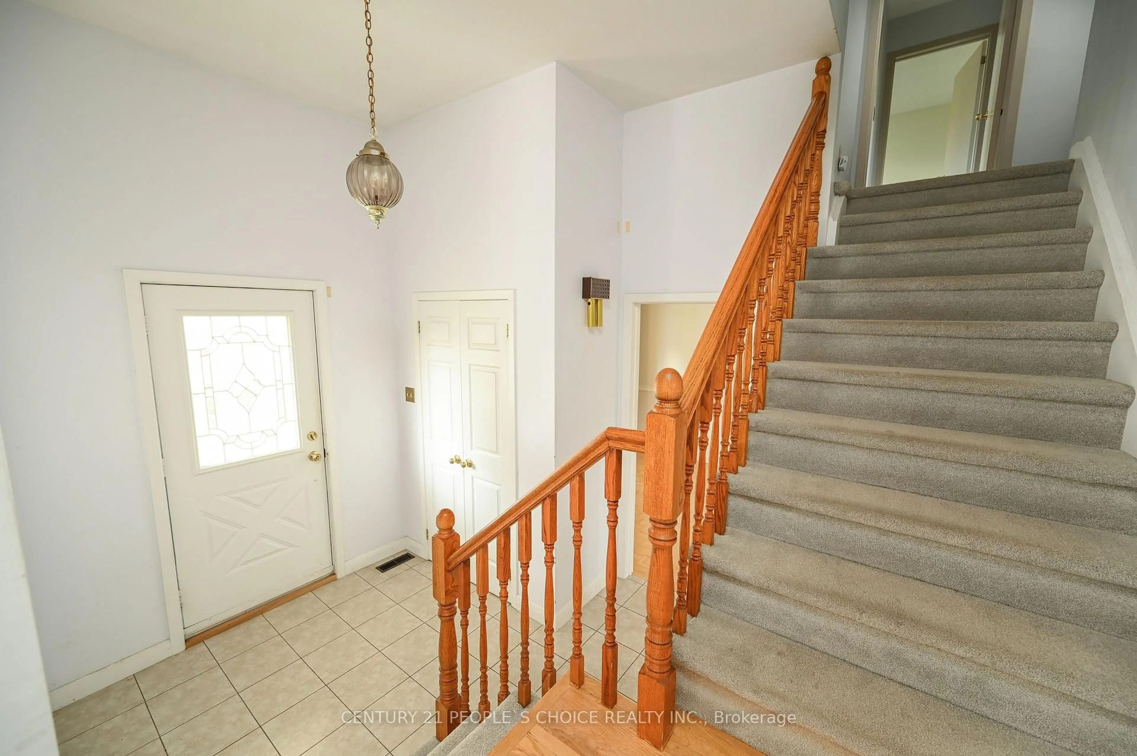 Indoor foyer for 2132 Hixon St, Oakville Ontario L6L 1T4
