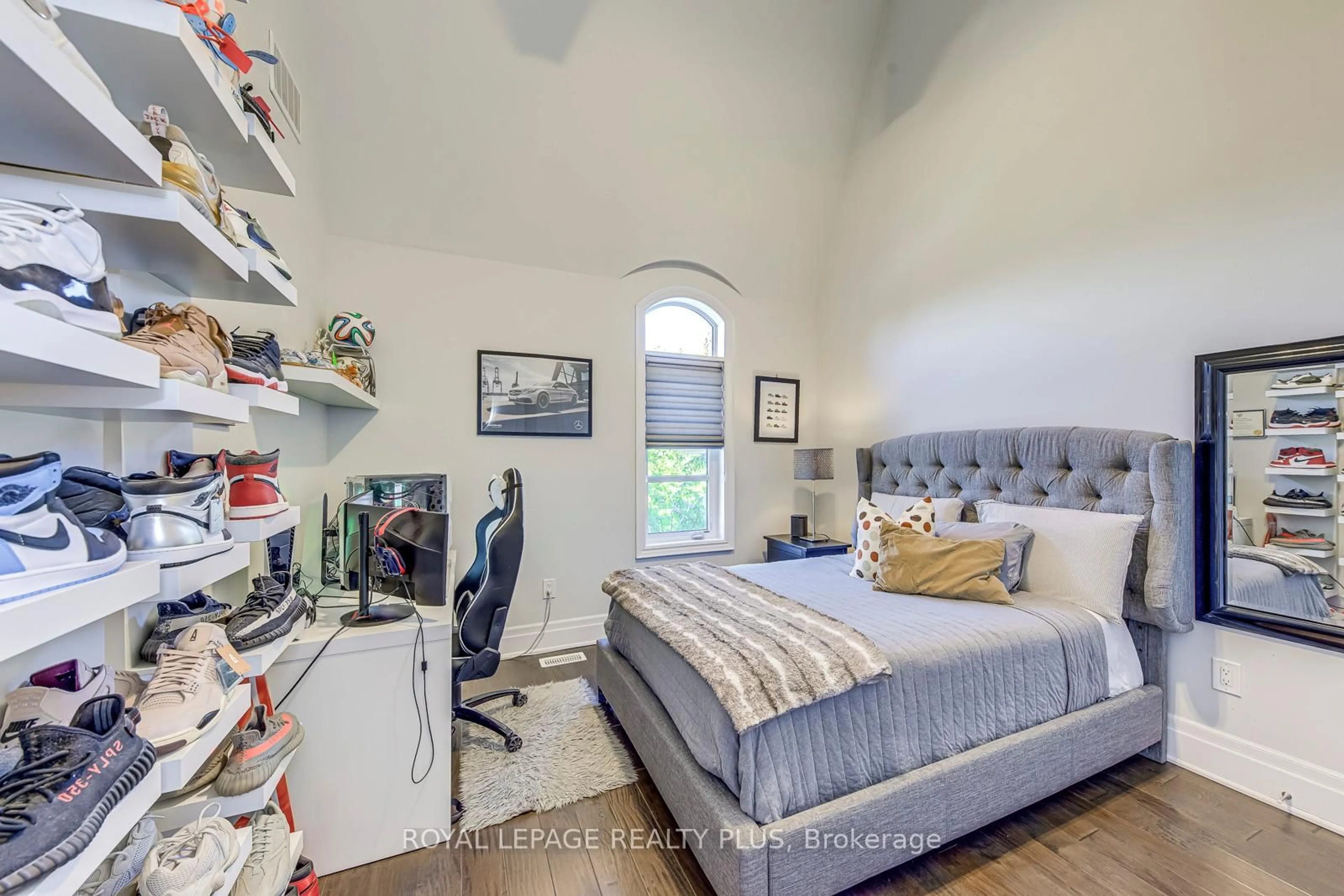 A pic of a room for 221 Hanover St, Oakville Ontario L6K 0G9