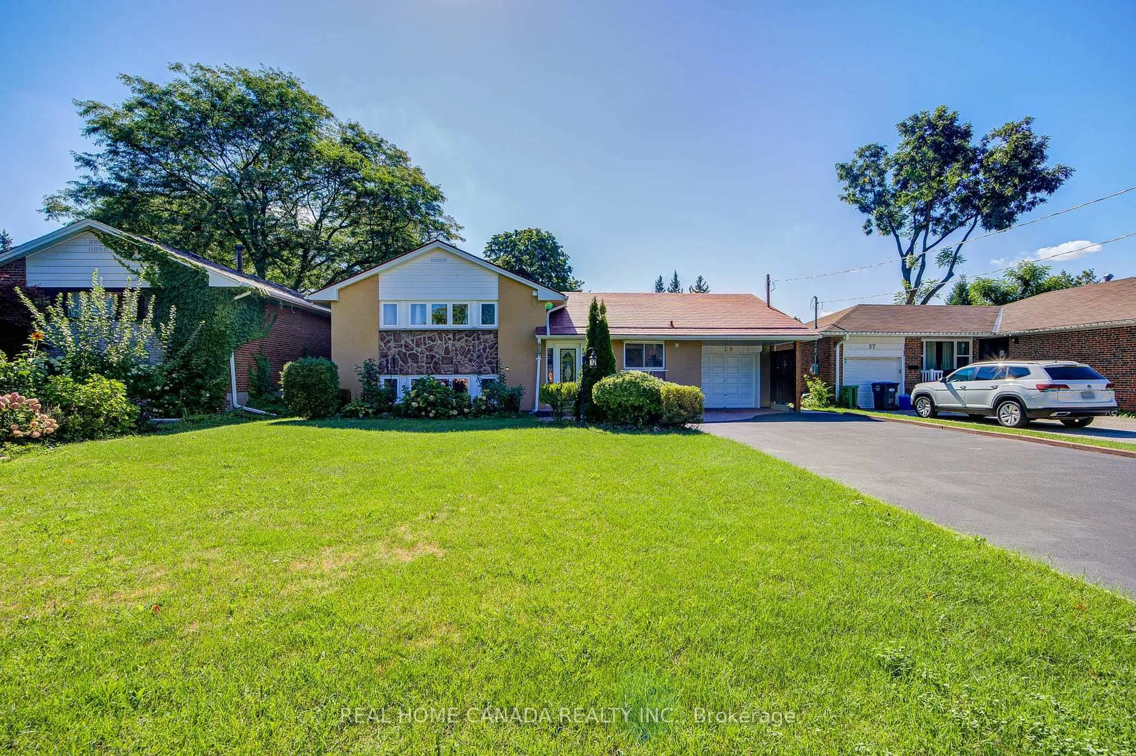 A pic from outside/outdoor area/front of a property/back of a property/a pic from drone, street for 29 Ellesboro Dr, Mississauga Ontario L5N 1C3