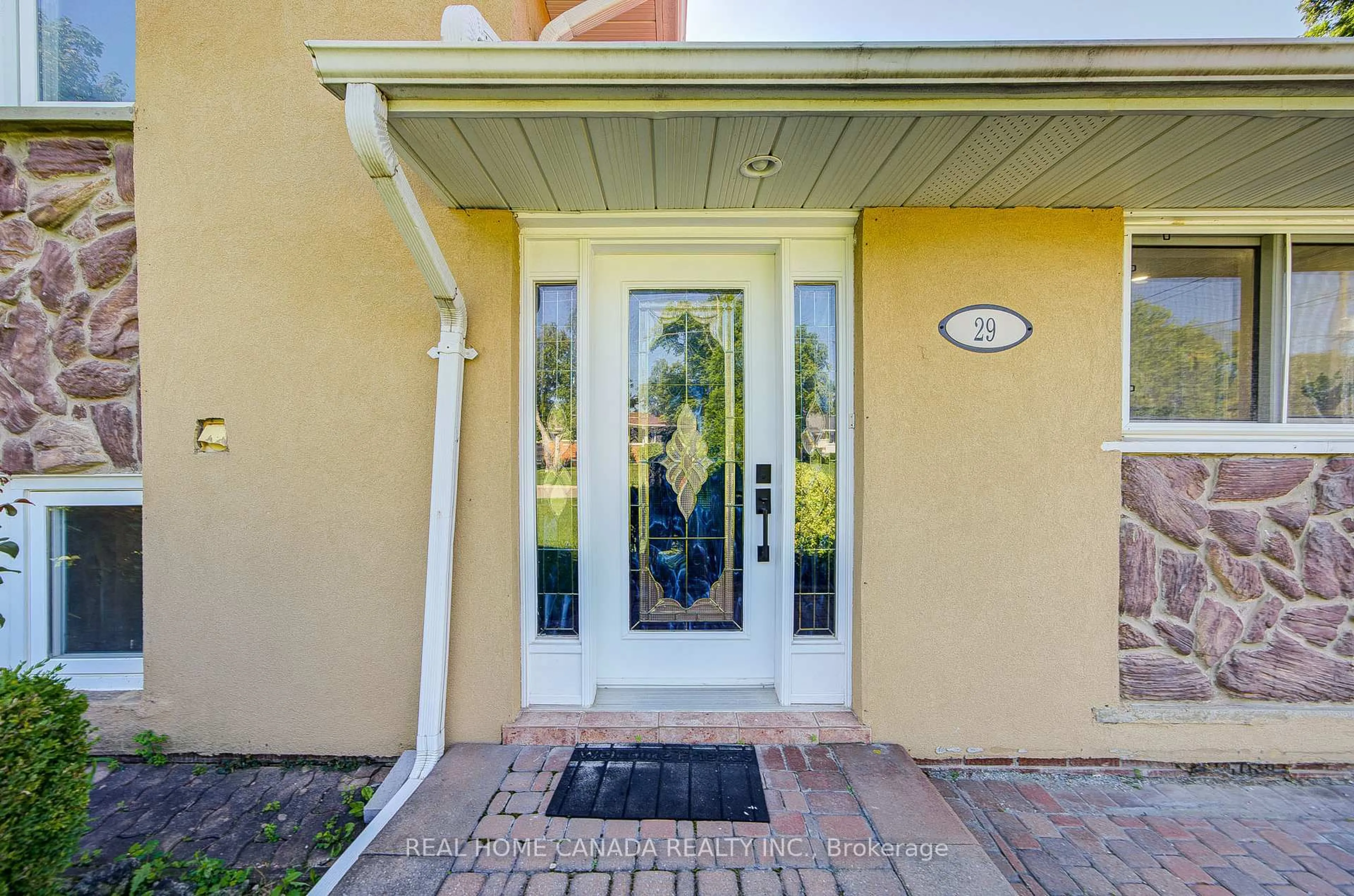 Indoor entryway for 29 Ellesboro Dr, Mississauga Ontario L5N 1C3