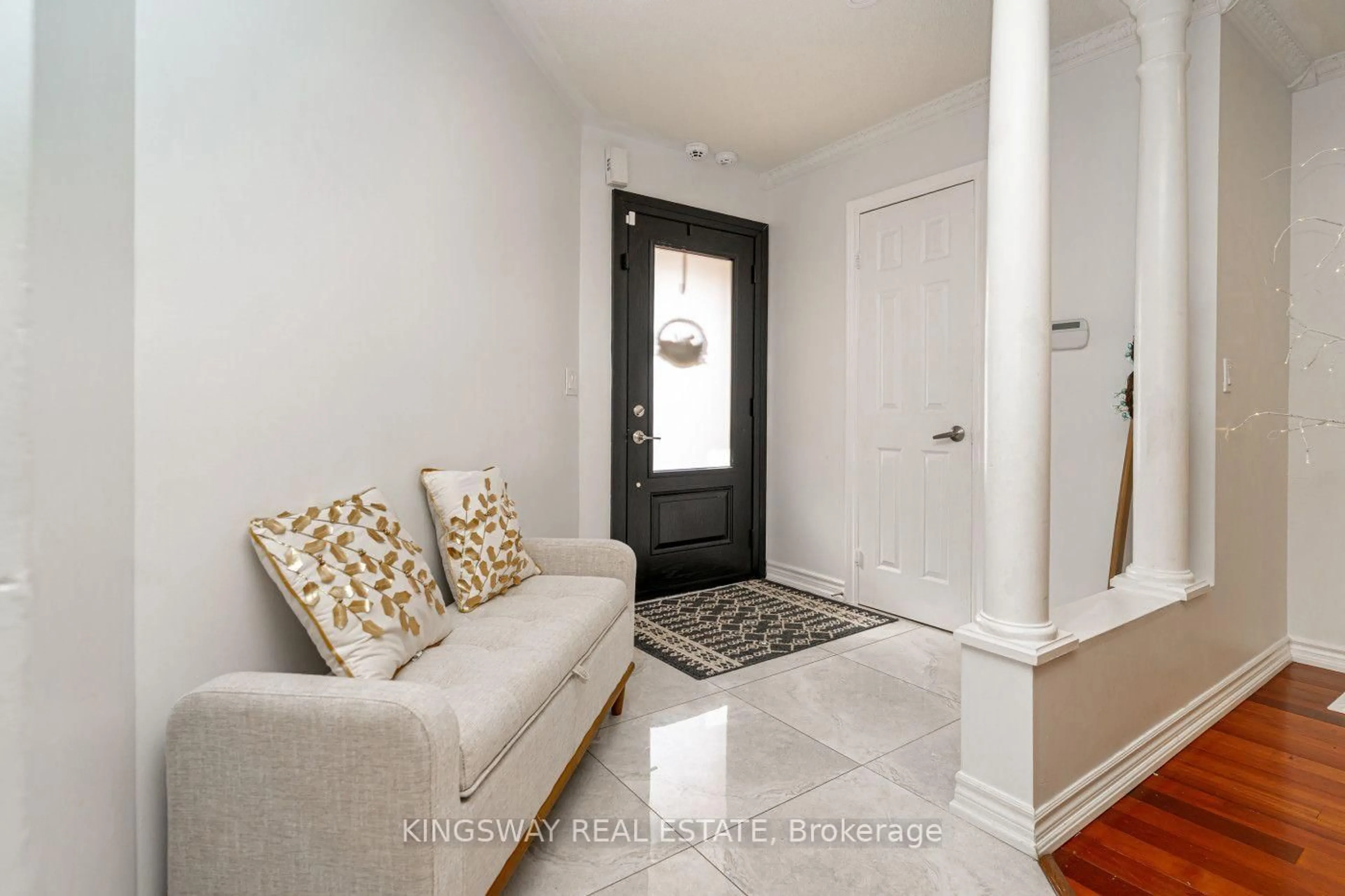 Indoor entryway for 891 STONEBRIDGE Ave, Mississauga Ontario L5V 2L3