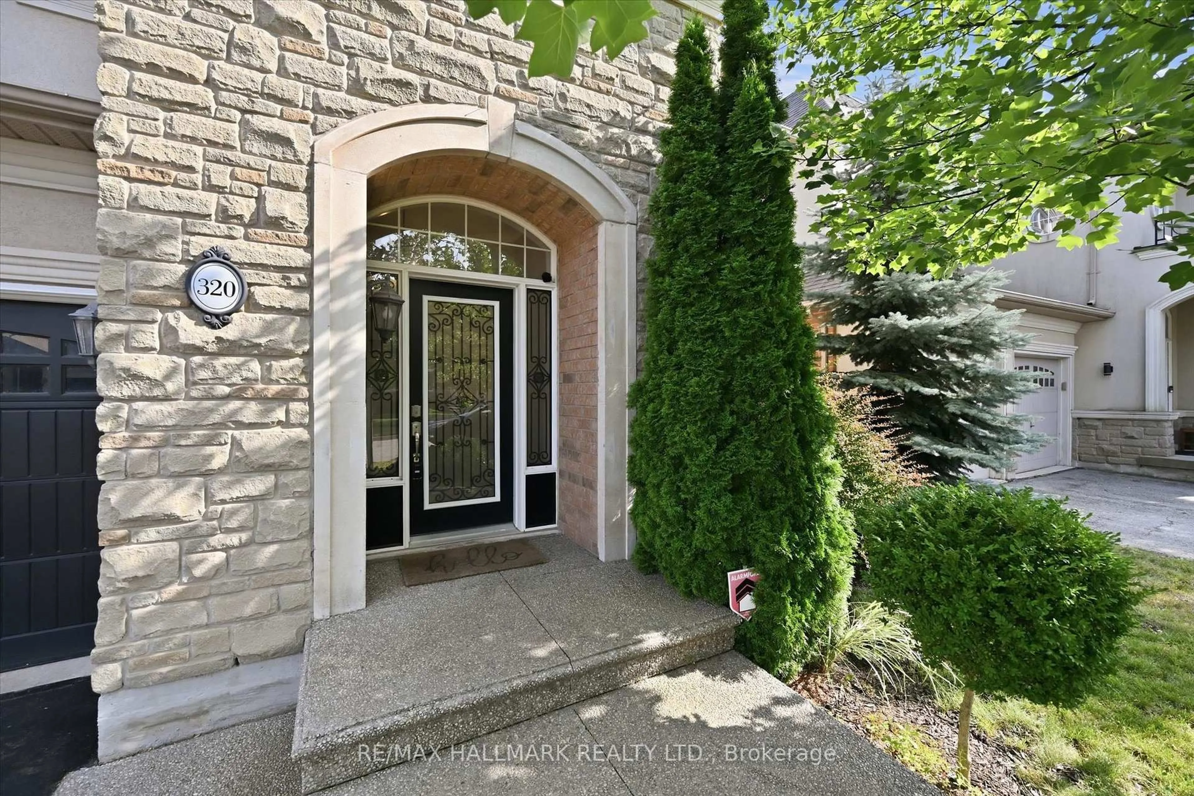 Indoor entryway for 320 Turning Leaf Rd, Oakville Ontario L6L 6W7
