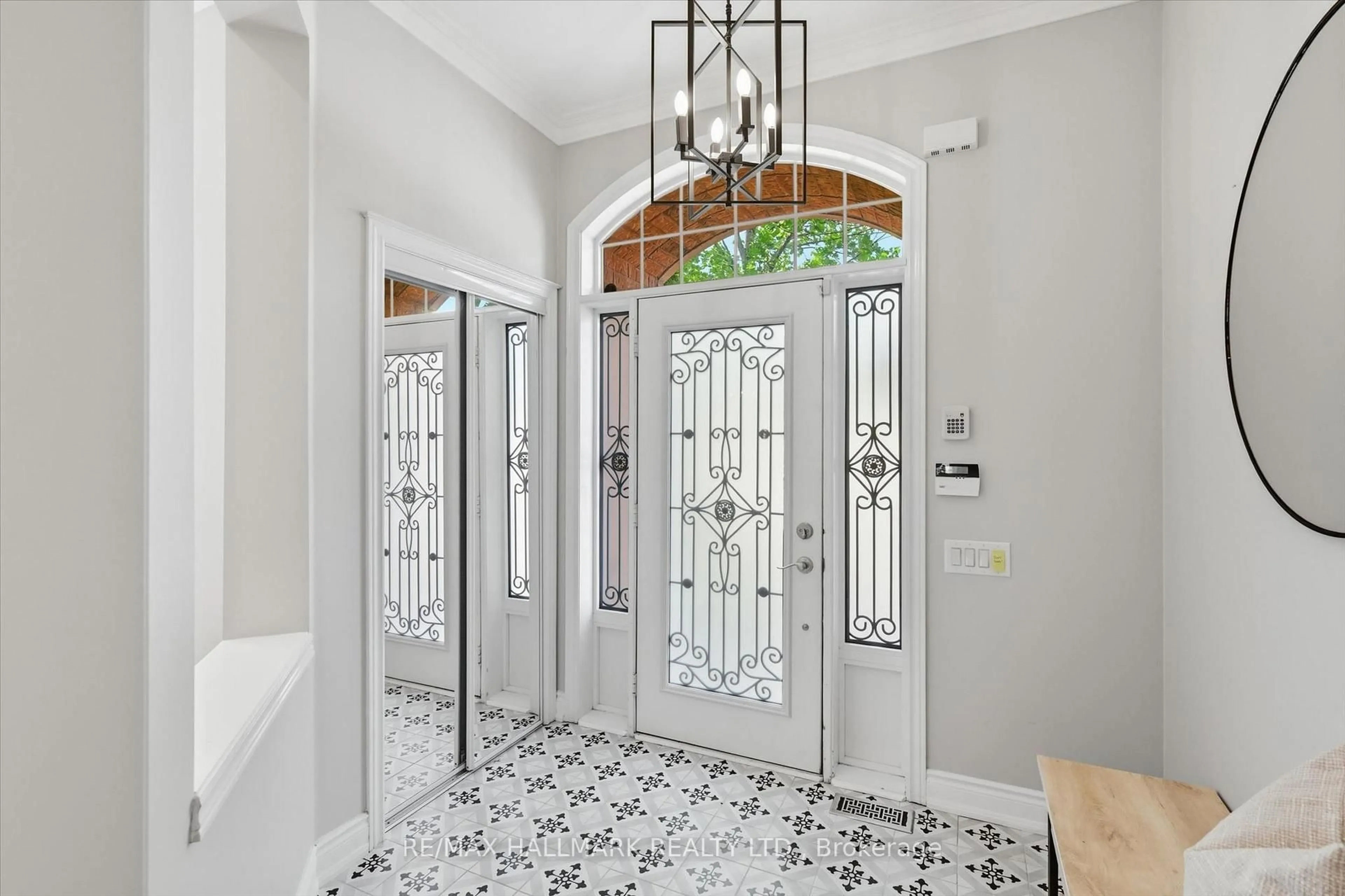 Indoor entryway for 320 Turning Leaf Rd, Oakville Ontario L6L 6W7