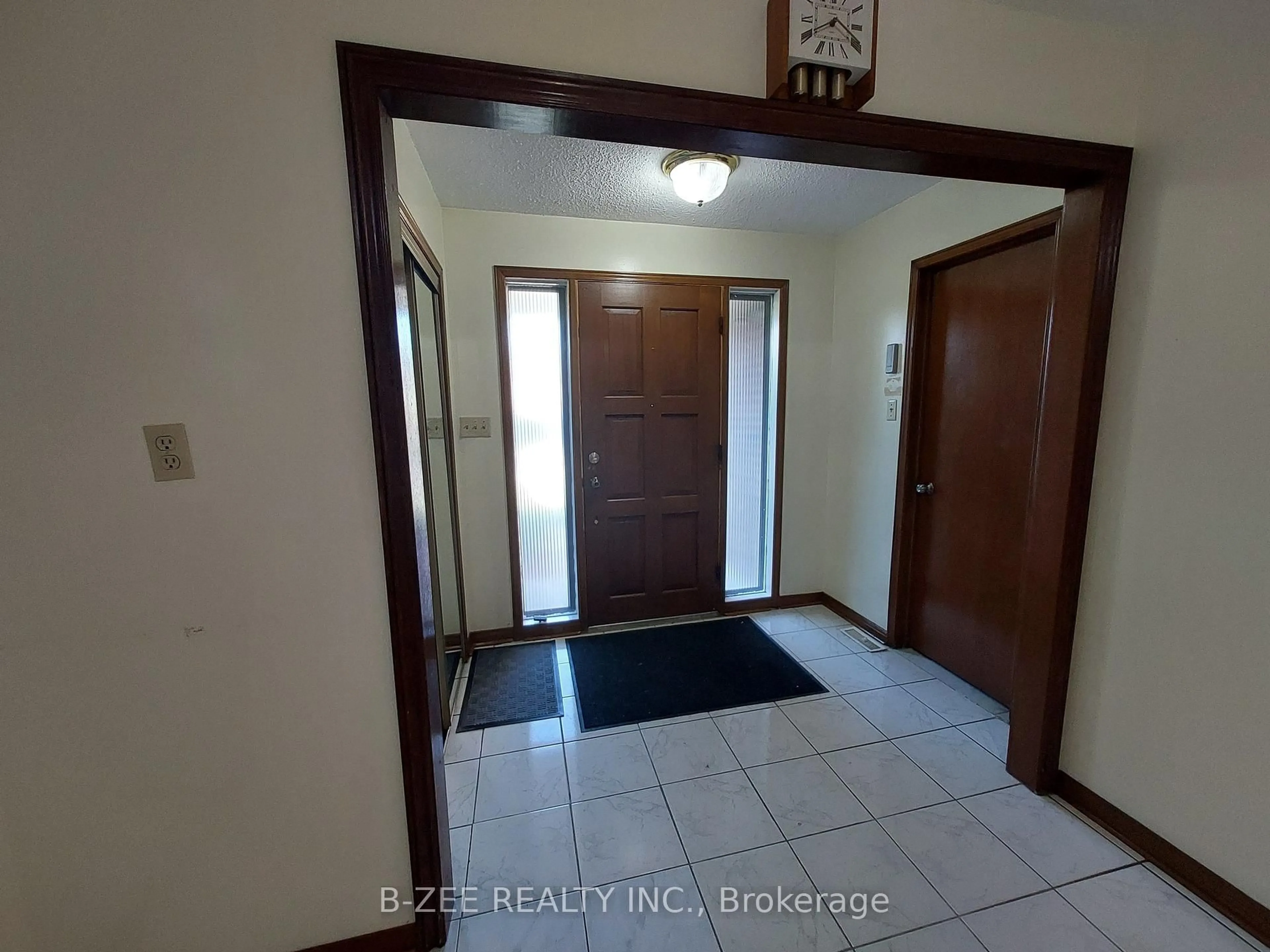 Indoor entryway for 4174 Pascal Crt, Mississauga Ontario L4W 3C5