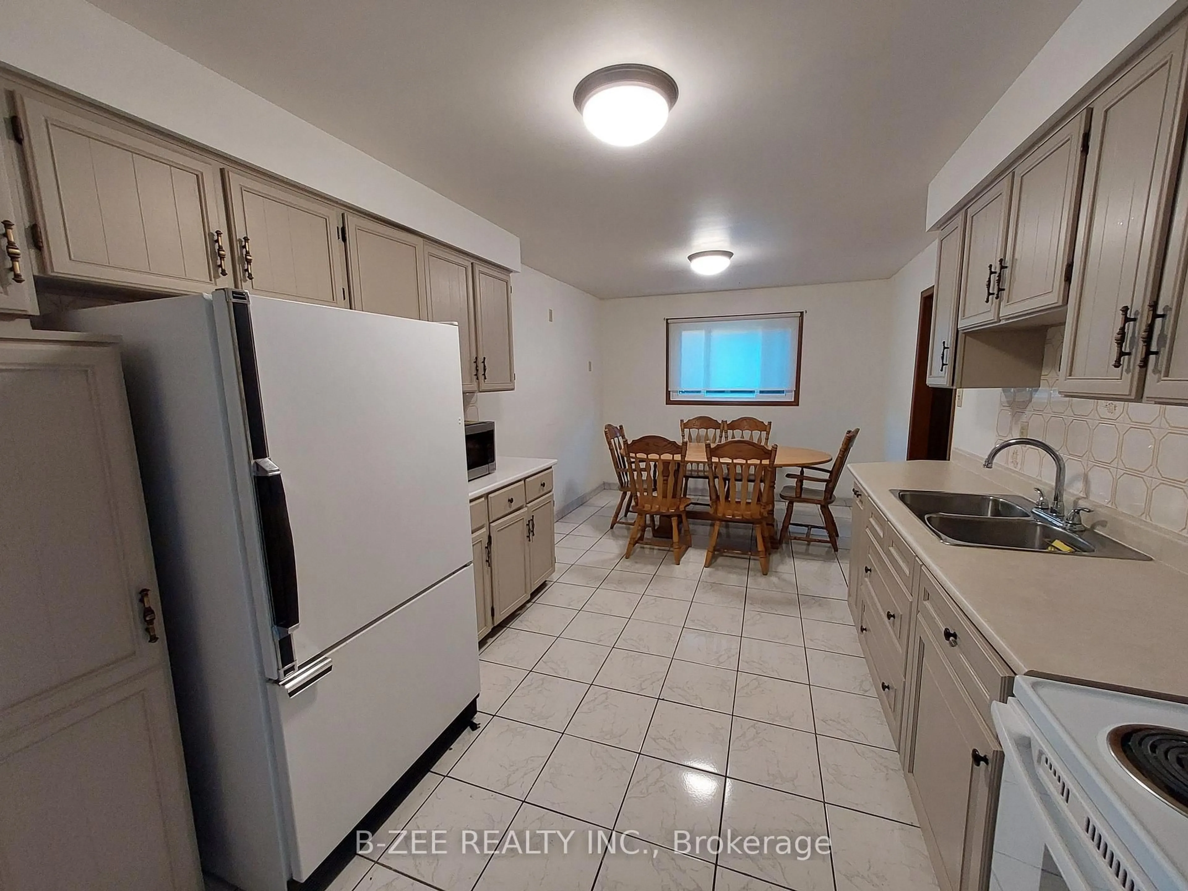Standard kitchen, unknown for 4174 Pascal Crt, Mississauga Ontario L4W 3C5