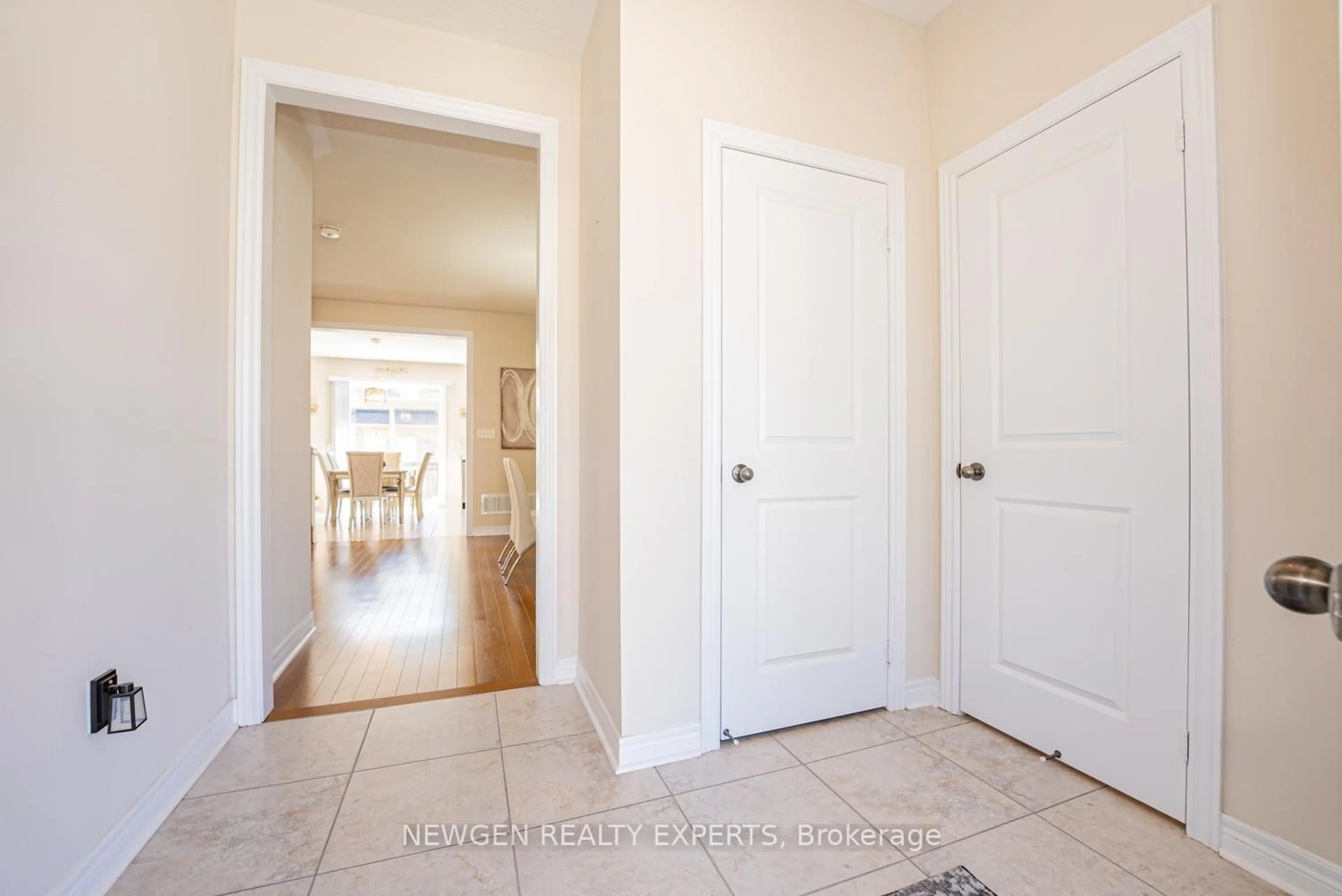 Indoor entryway for 46 MONUMENT Tr, Brampton Ontario L7A 4M9