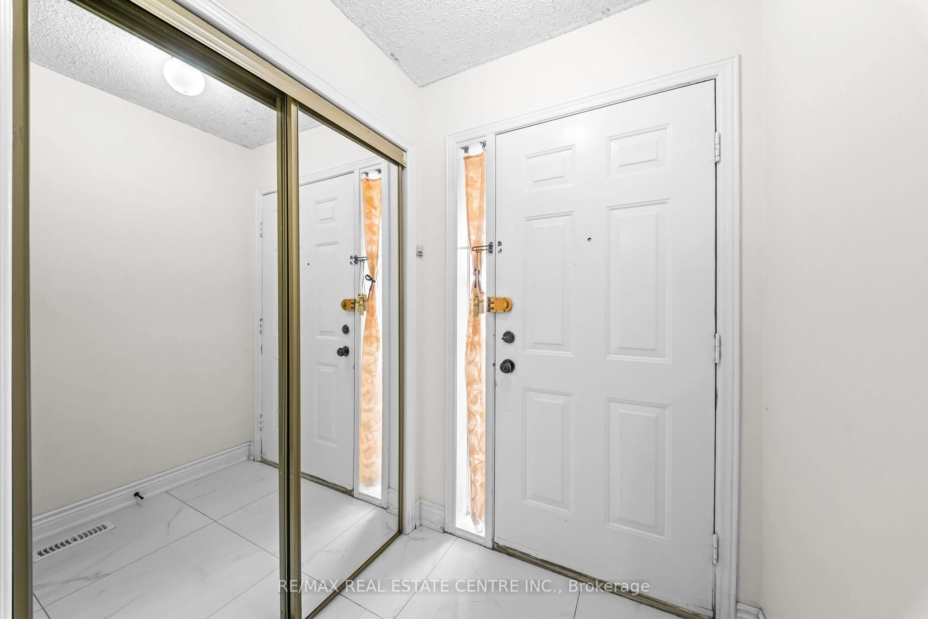 Indoor entryway for 93 Ural Circ, Brampton Ontario L6R 1H2