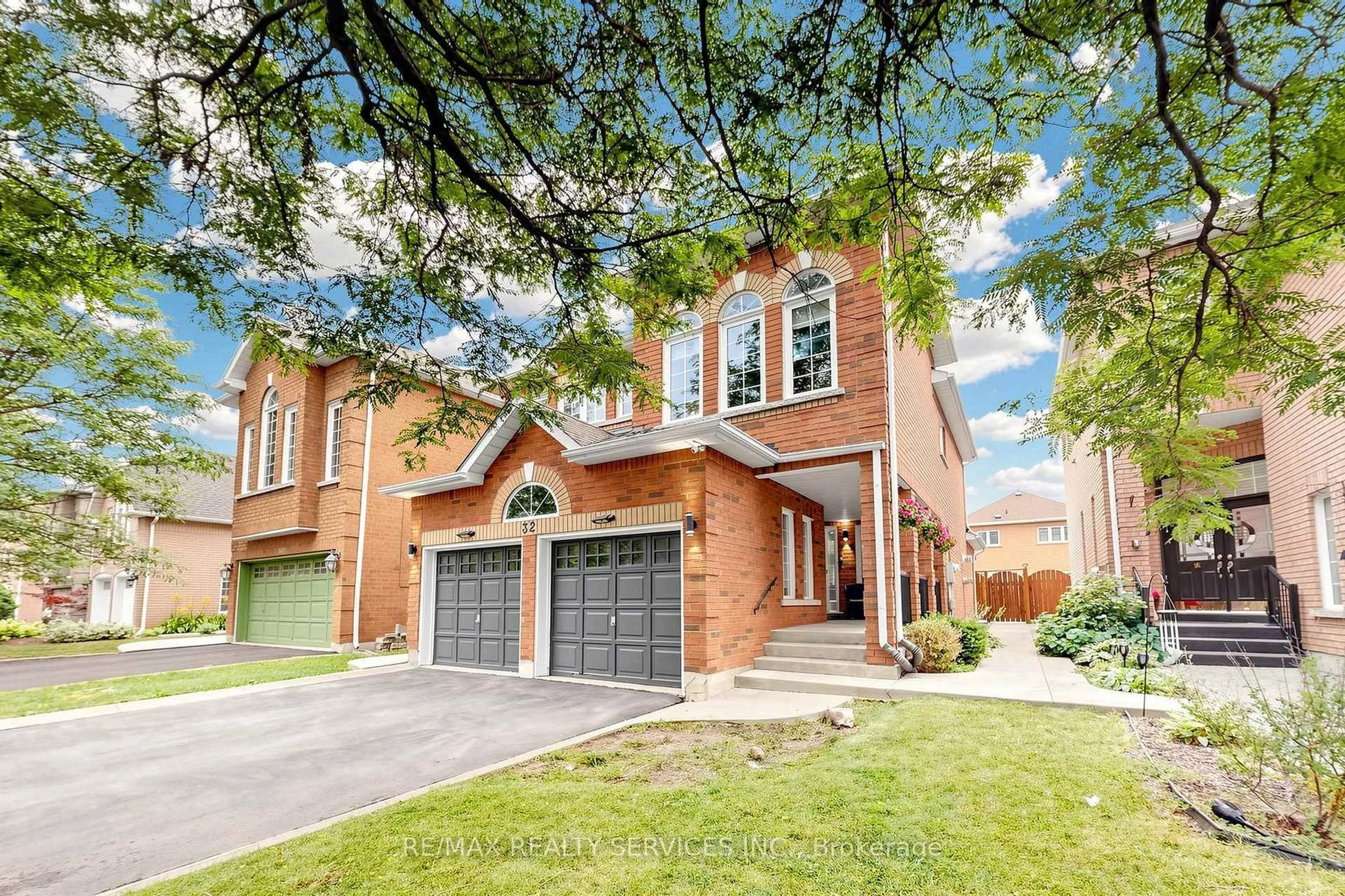 Home with brick exterior material, street for 32 Hillpath Cres, Brampton Ontario L6Z 4T9