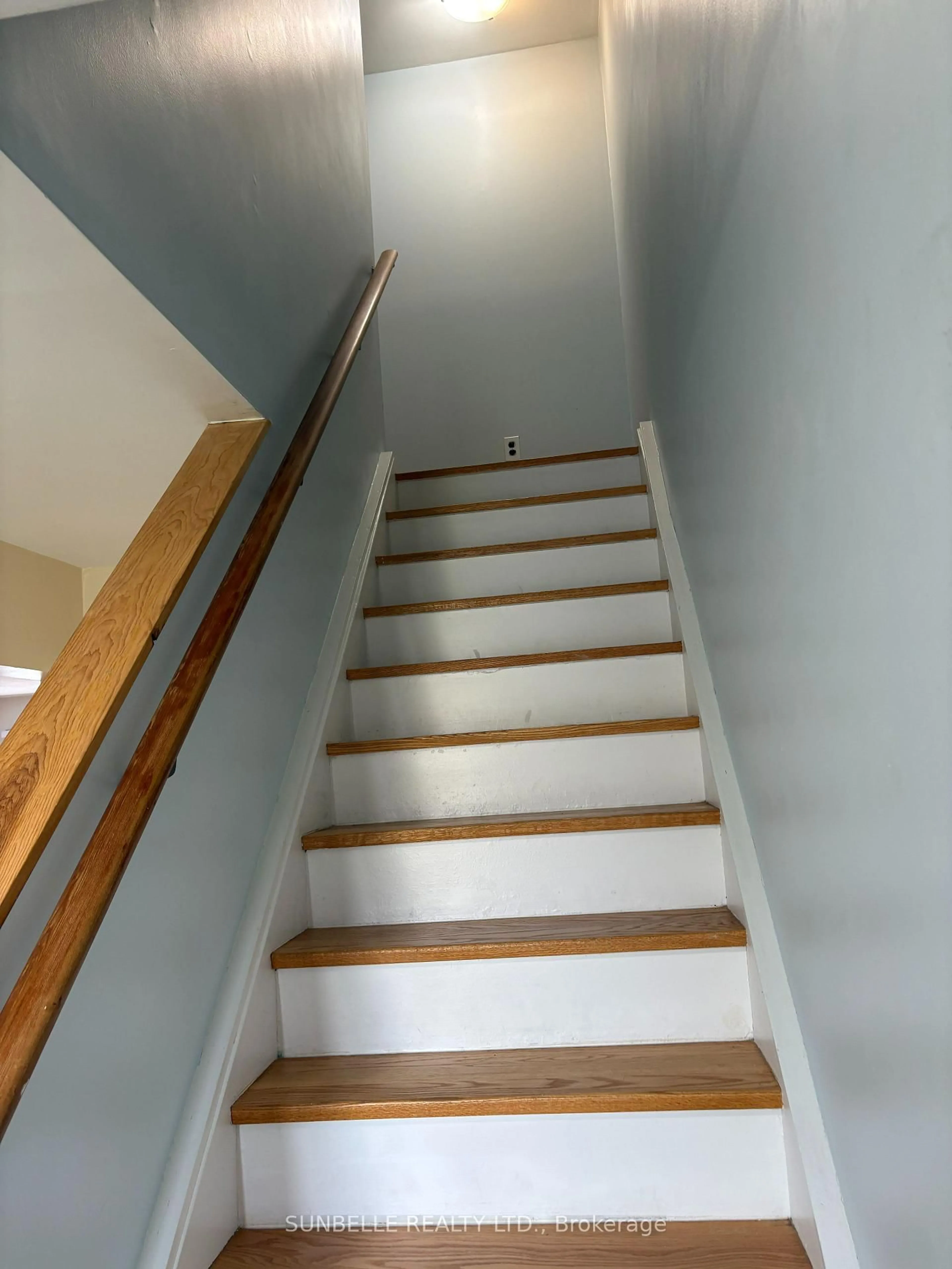 Stairs for 42 Fleetwood Cres, Brampton Ontario L6T 2E5