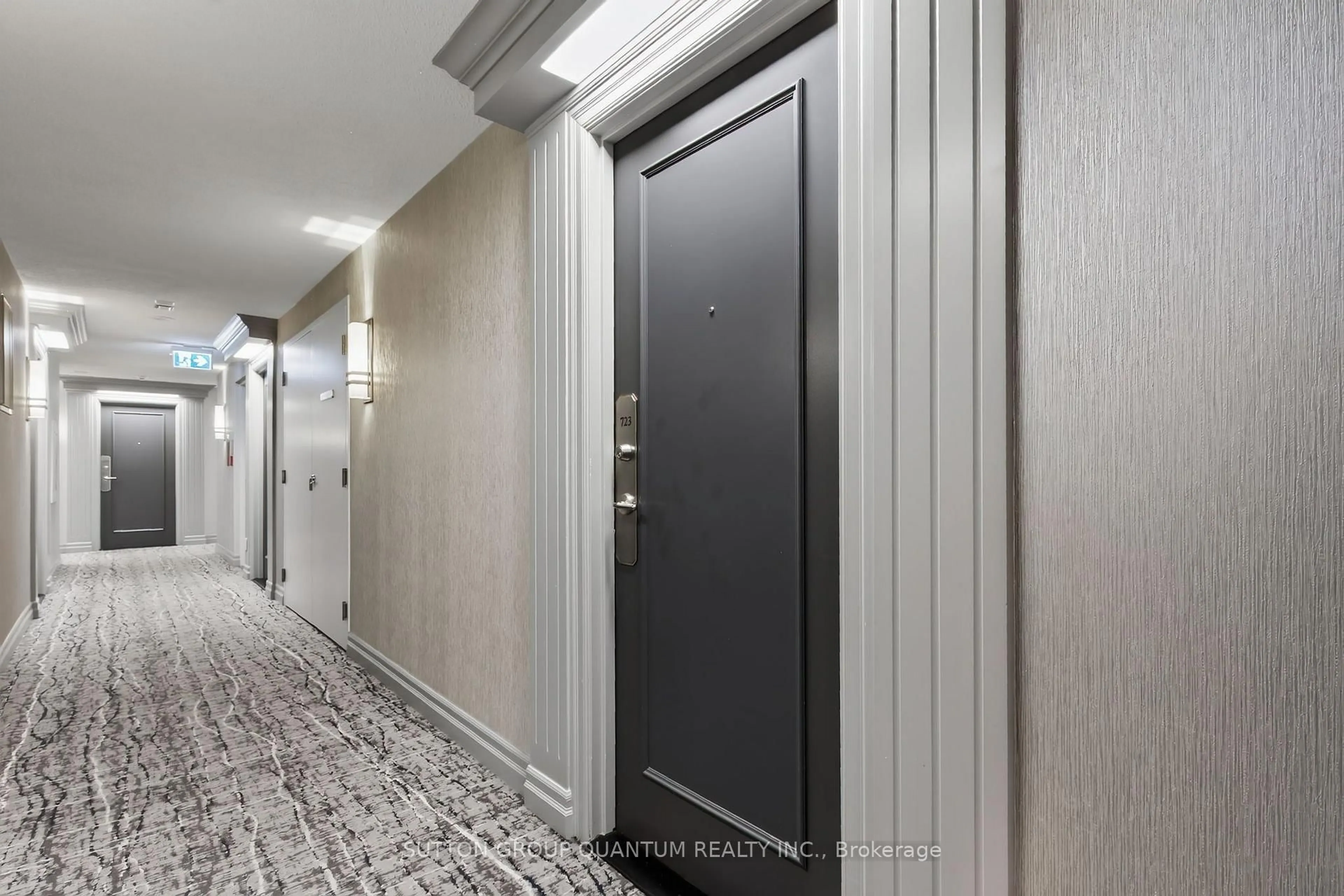 Indoor foyer for 5233 Dundas St #723, Toronto Ontario M9B 6M1