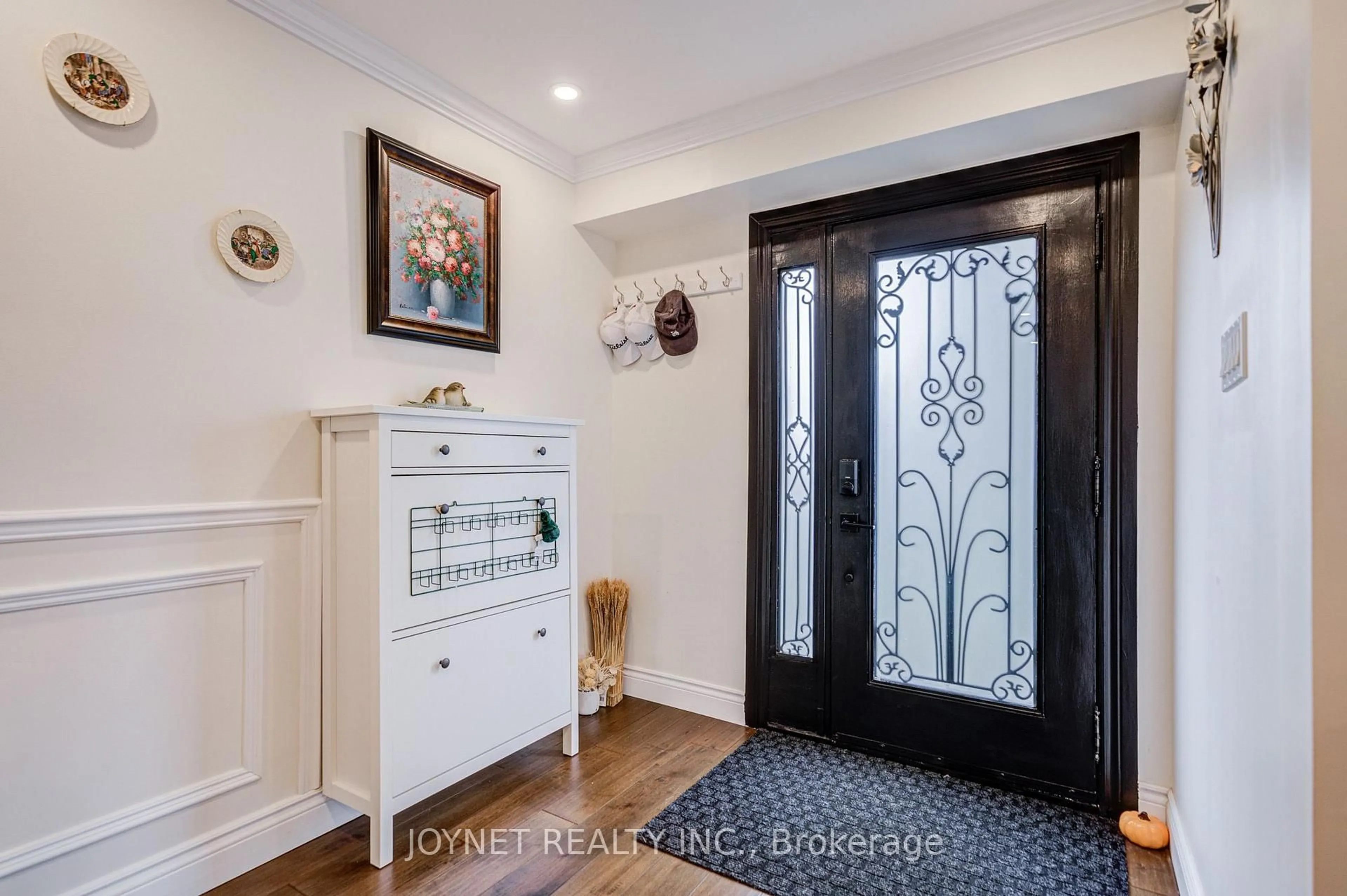 Indoor entryway for 3027 Glace Bay Rd, Mississauga Ontario L5N 2J9