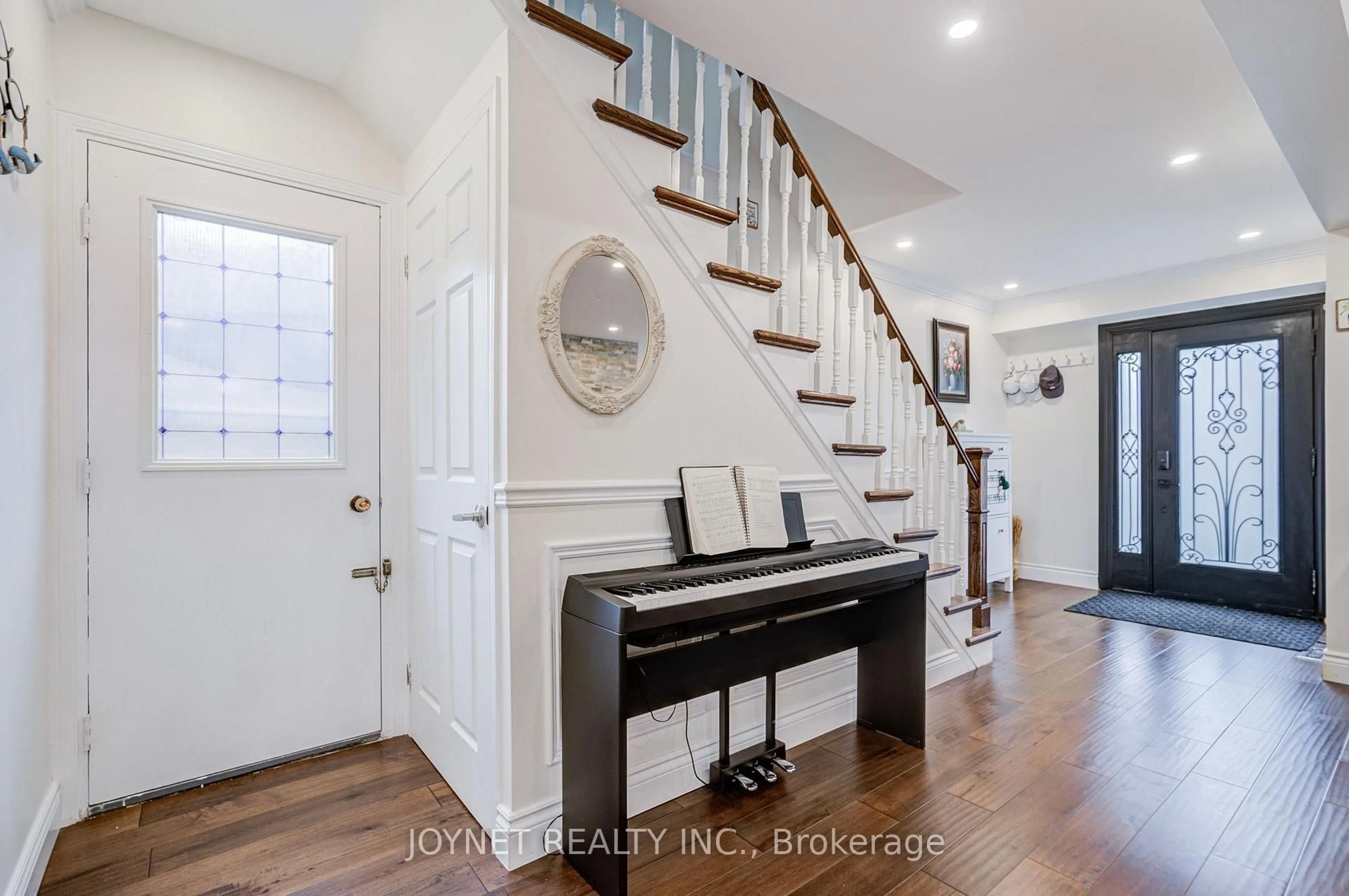 Indoor entryway for 3027 Glace Bay Rd, Mississauga Ontario L5N 2J9