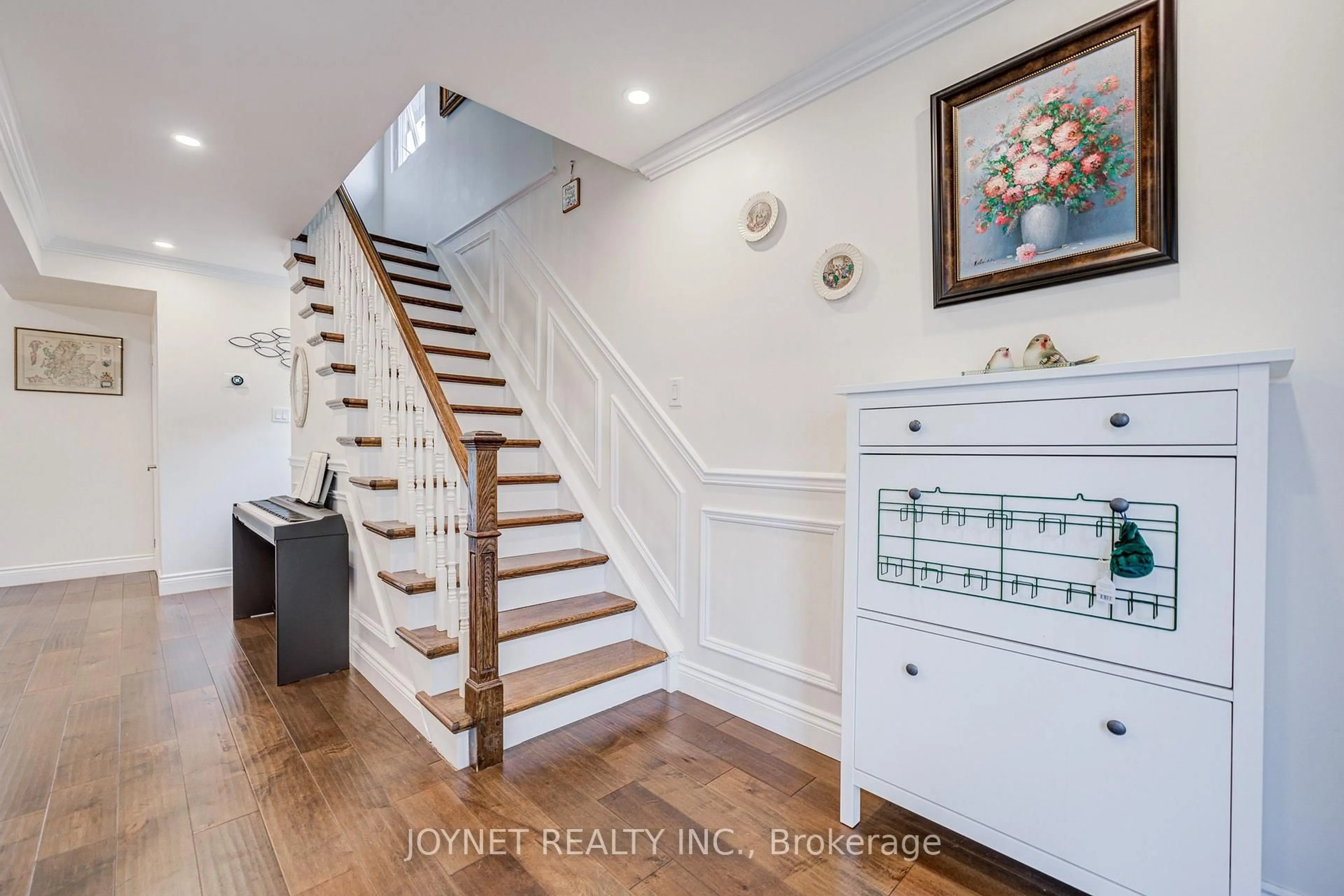 Indoor entryway for 3027 Glace Bay Rd, Mississauga Ontario L5N 2J9