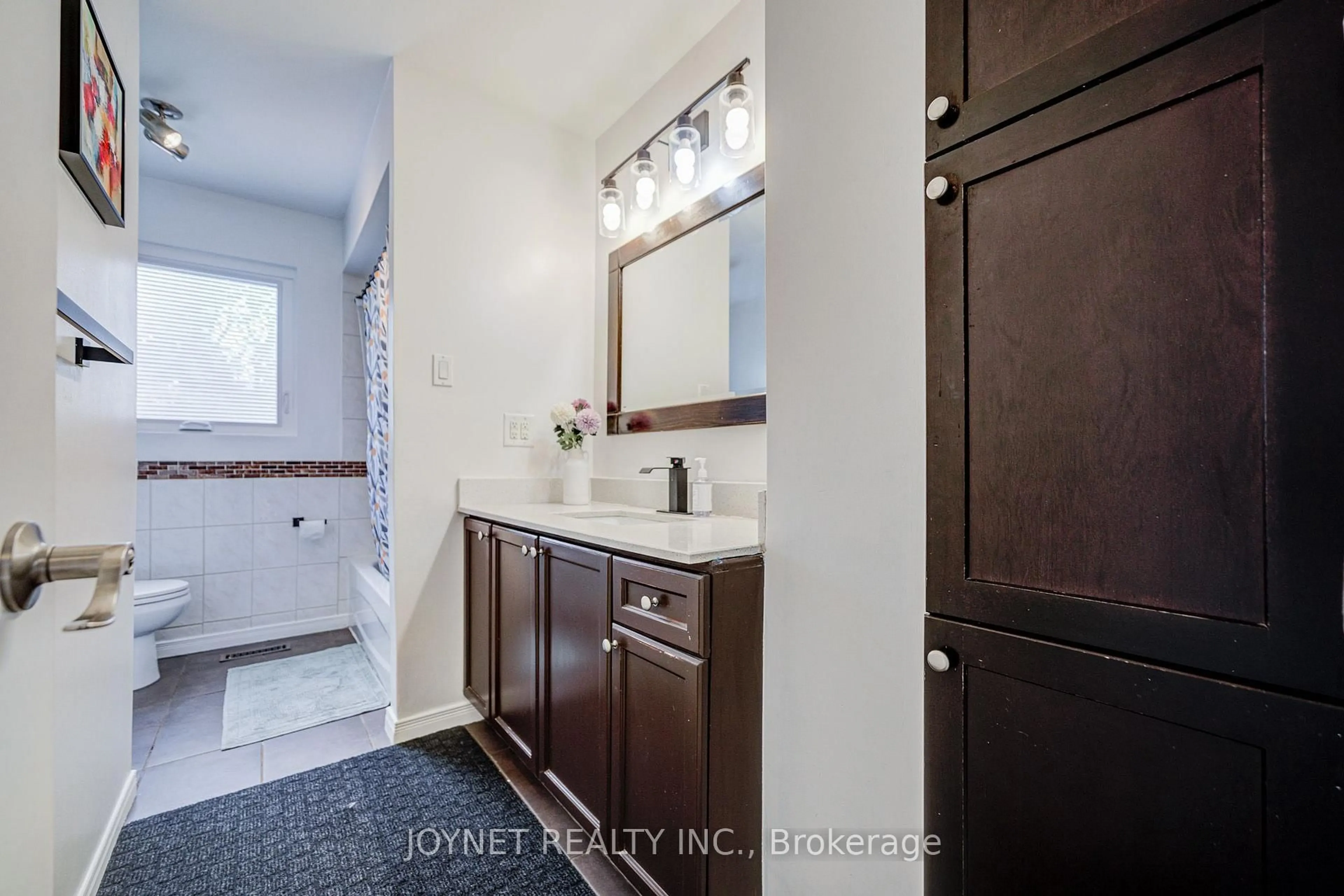 Standard bathroom, ceramic/tile floor for 3027 Glace Bay Rd, Mississauga Ontario L5N 2J9