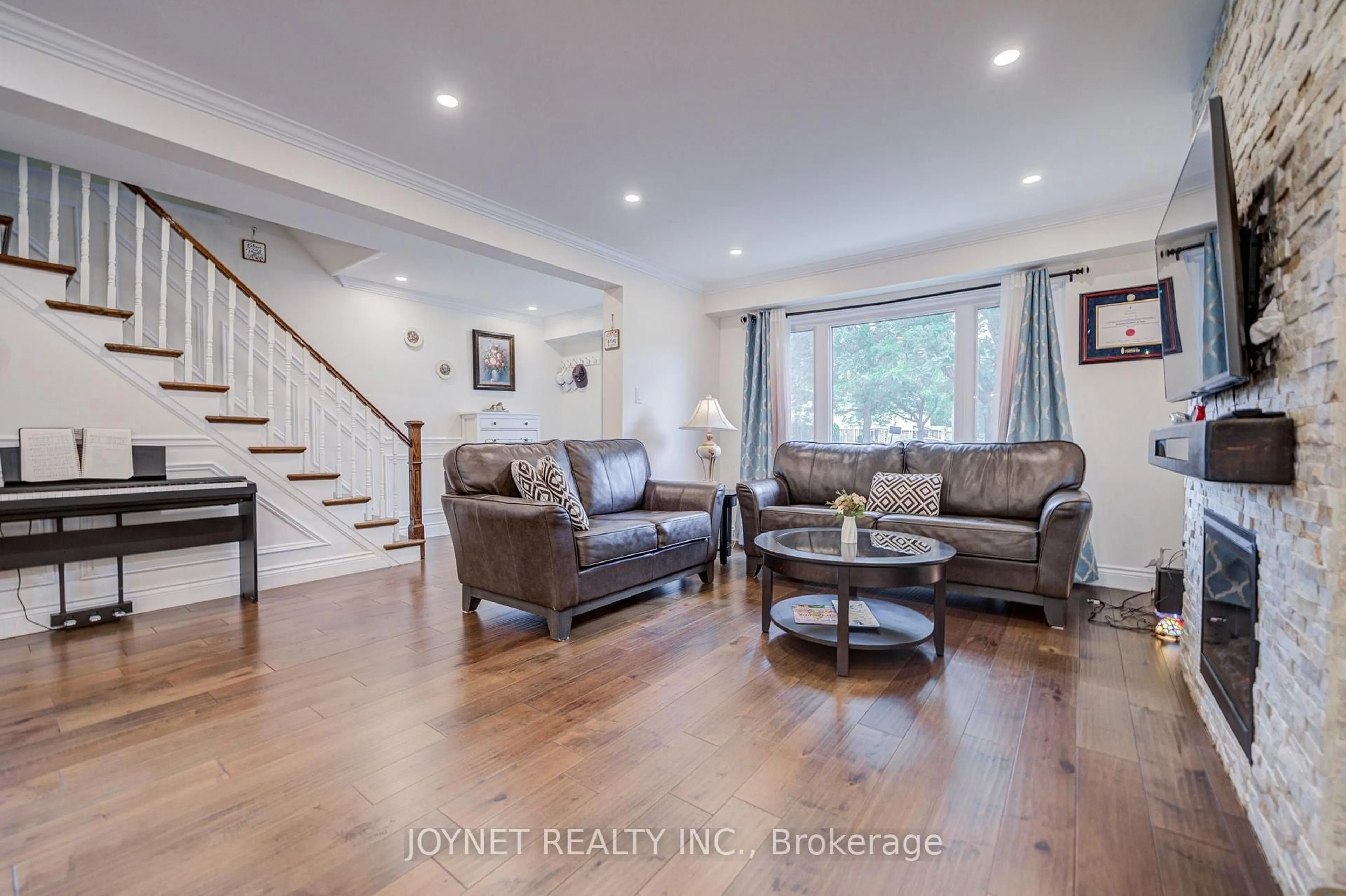 Living room with furniture, wood/laminate floor for 3027 Glace Bay Rd, Mississauga Ontario L5N 2J9