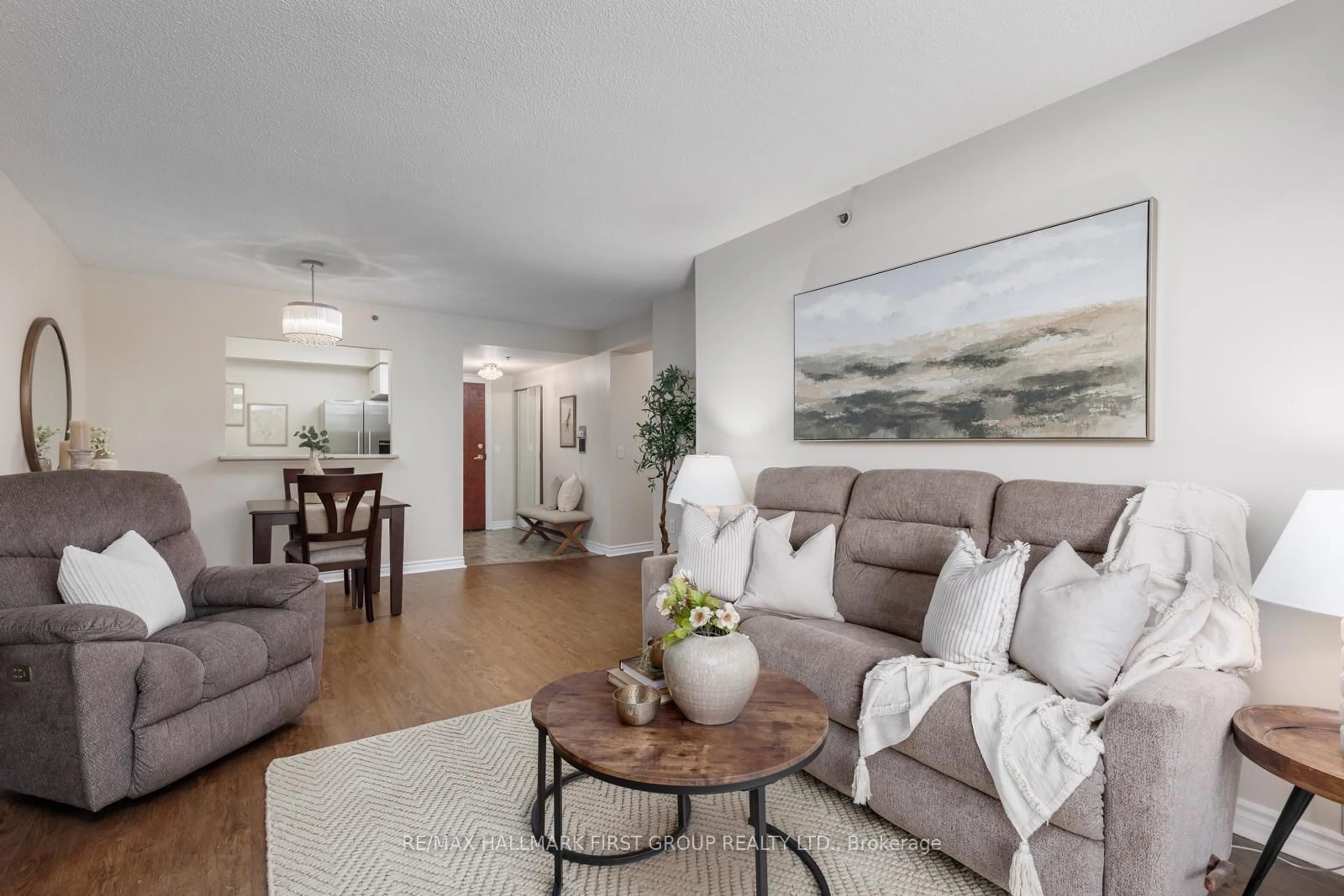 Living room with furniture, unknown for 100 Burloak Dr #1314, Burlington Ontario L7L 6P6