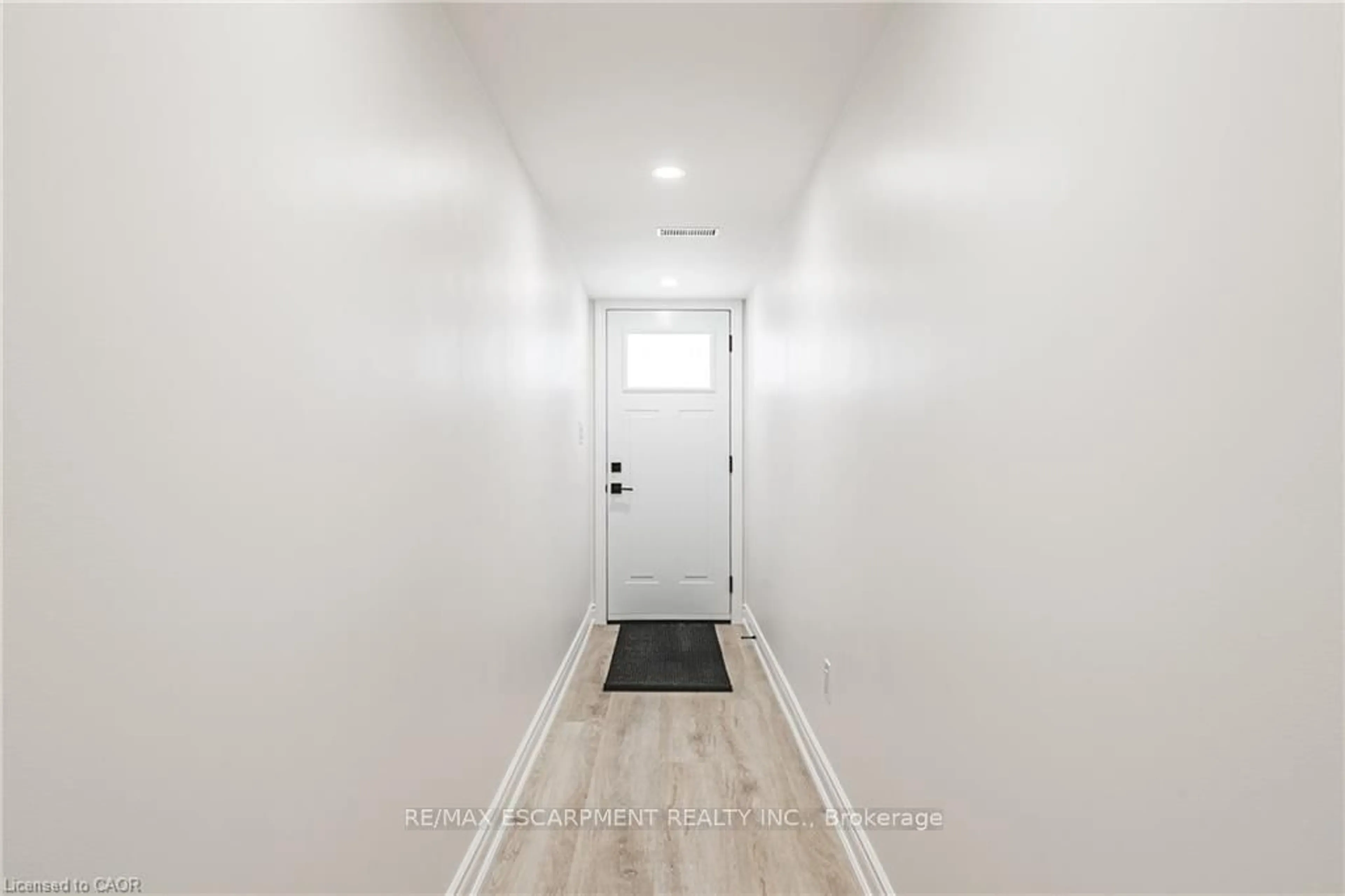 Indoor entryway for 895 Maple Ave #101, Burlington Ontario L7S 2H7