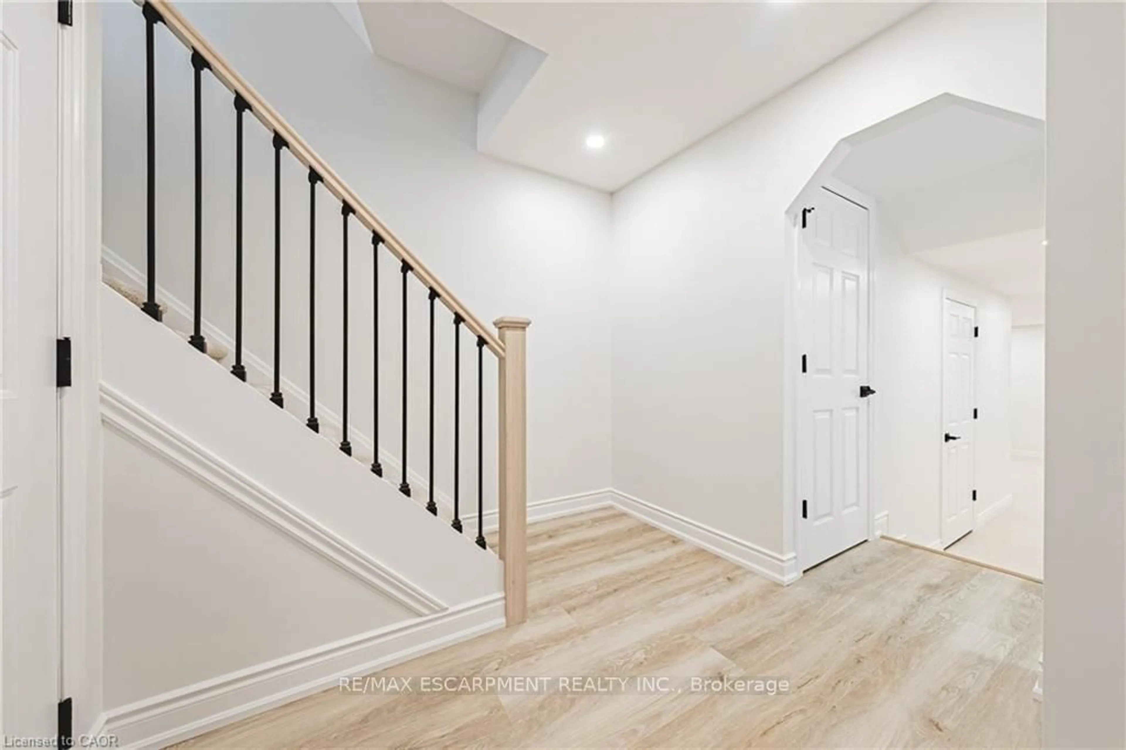 Unknown for 895 Maple Ave #101, Burlington Ontario L7S 2H7