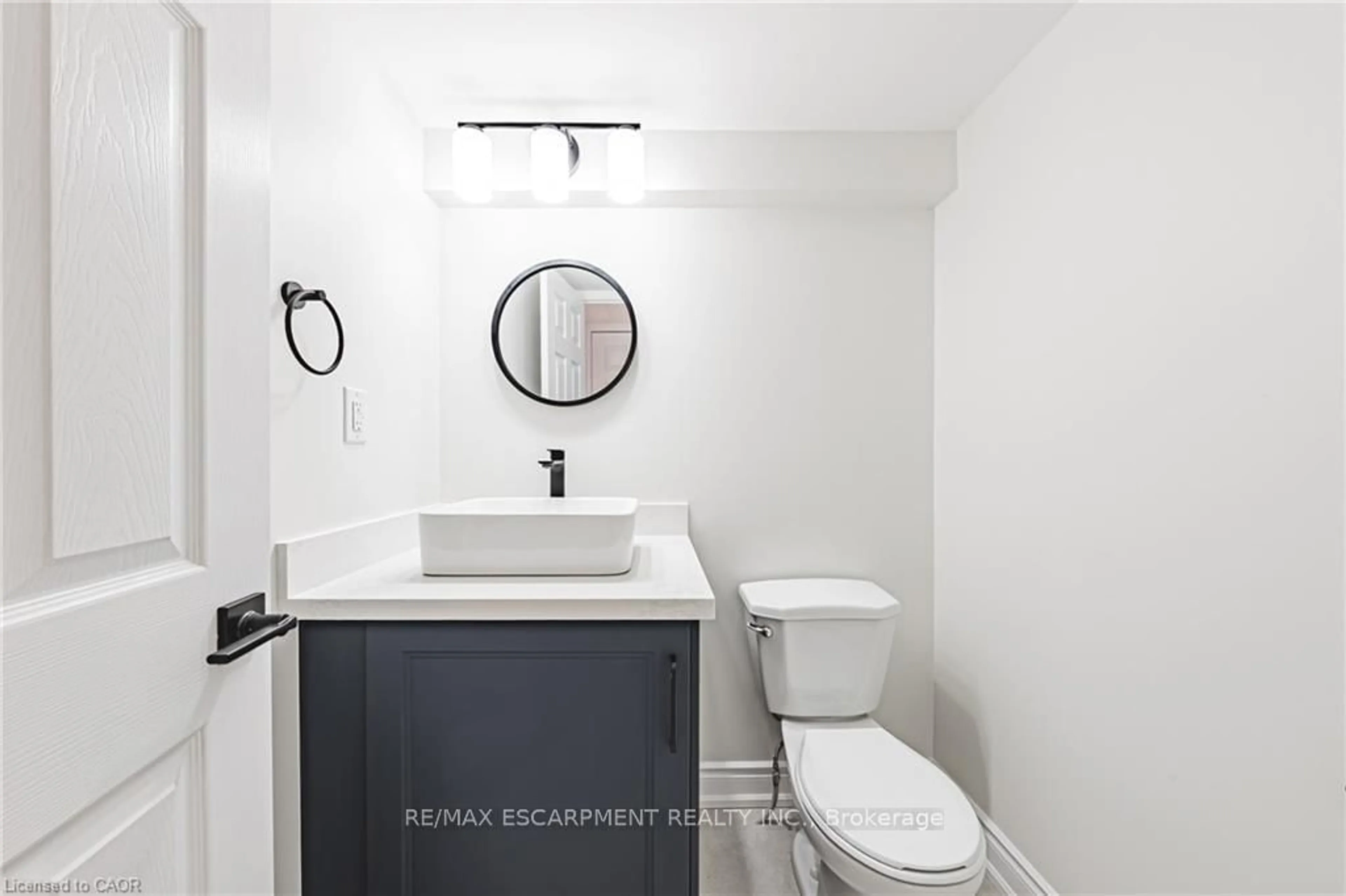 Standard bathroom, unknown for 895 Maple Ave #101, Burlington Ontario L7S 2H7