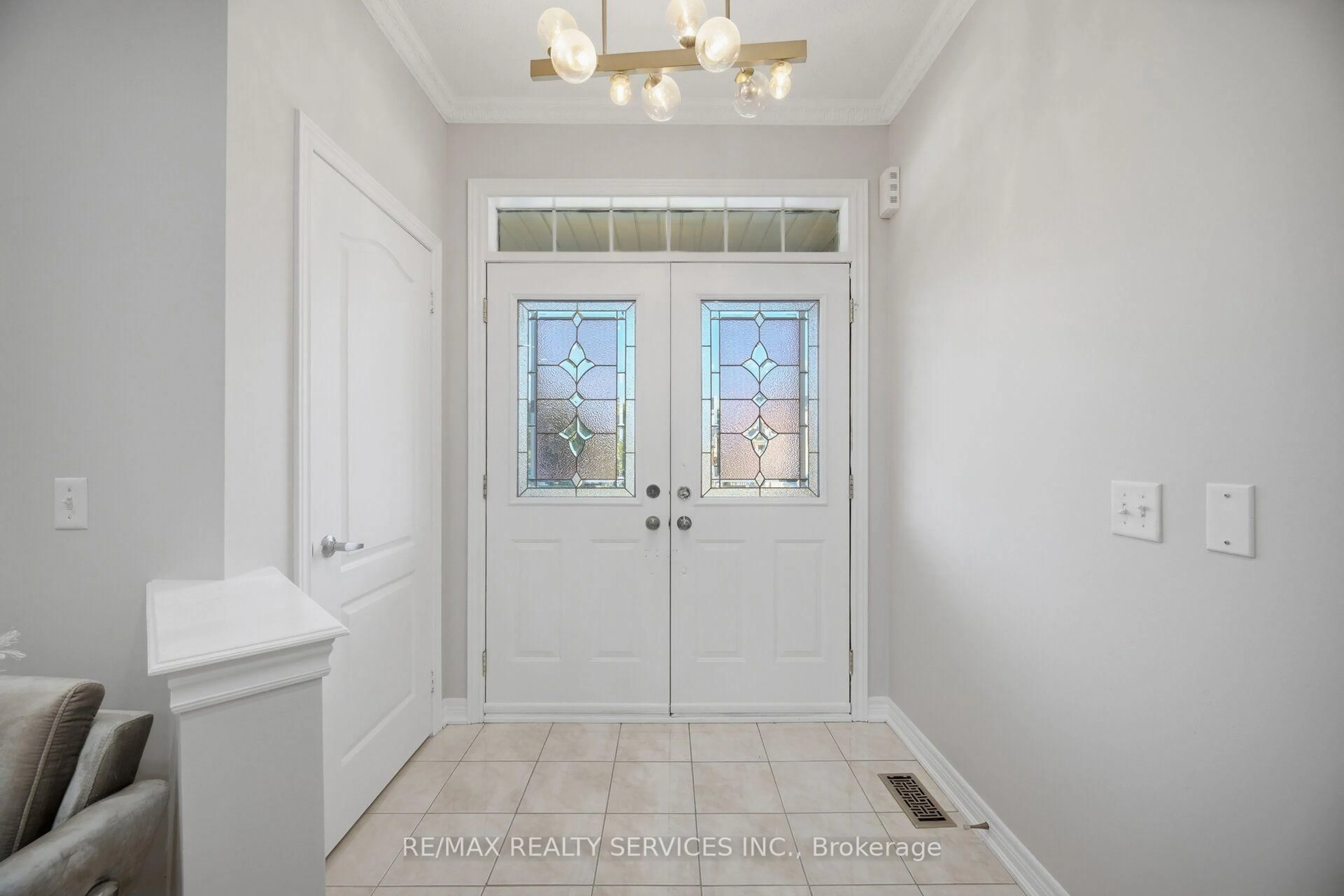 Indoor entryway for 424 Sunny Meadow Blvd, Brampton Ontario L6R 0H5