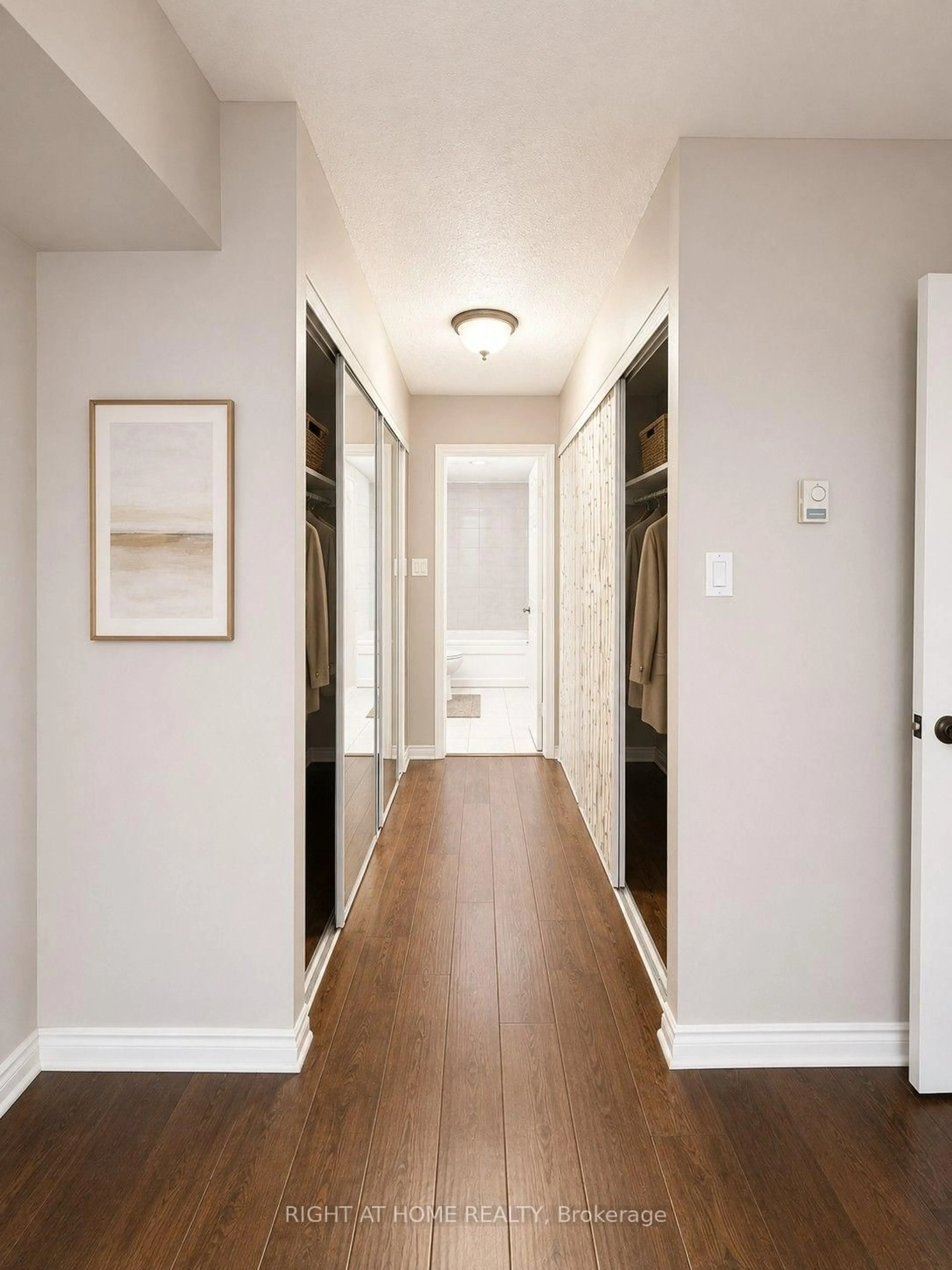 Indoor entryway for 3605 Kariya Dr #2308, Mississauga Ontario L5B 3J4