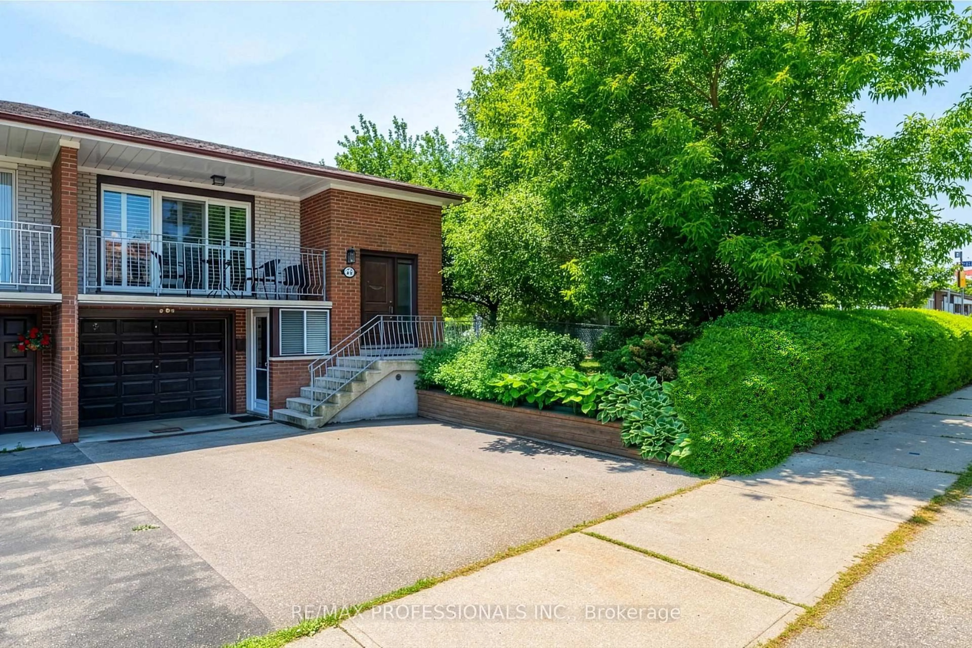 A pic from outside/outdoor area/front of a property/back of a property/a pic from drone, street for 23 Anthia Dr, Toronto Ontario M9L 1K6