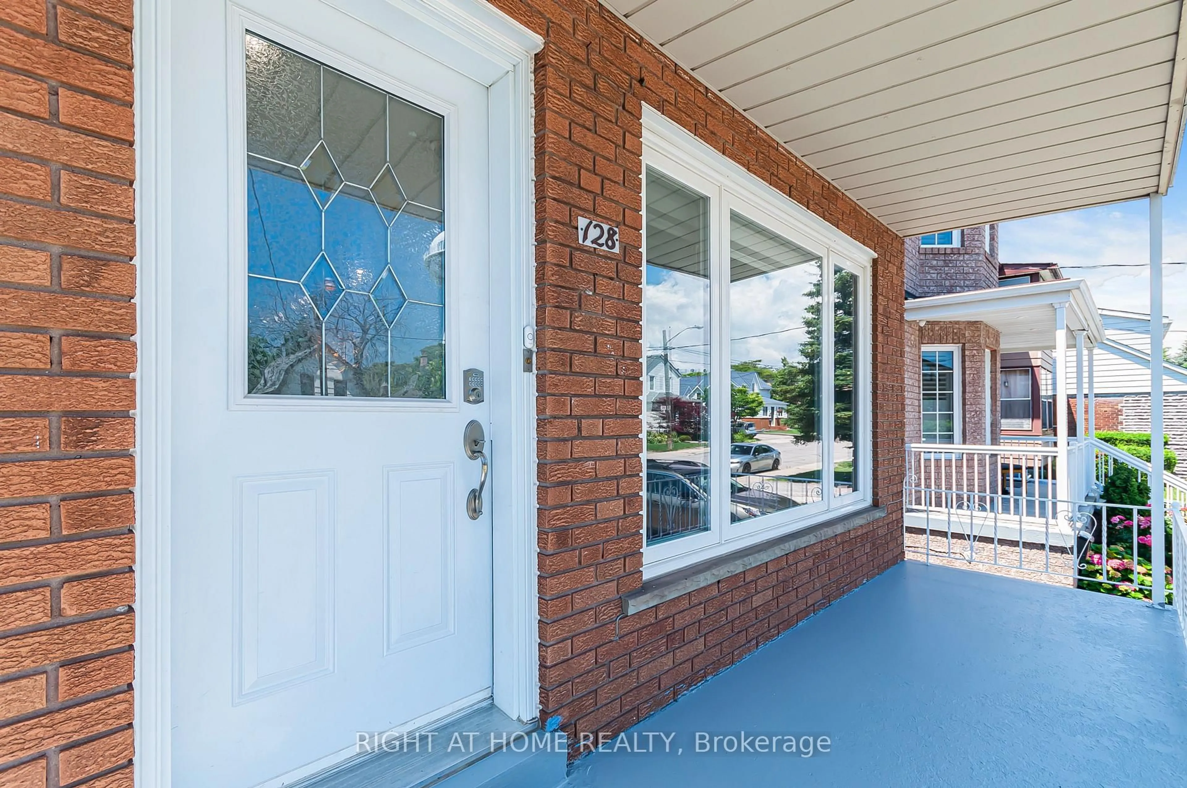 Indoor entryway for 128 Twenty Second St, Toronto Ontario M8V 3M4