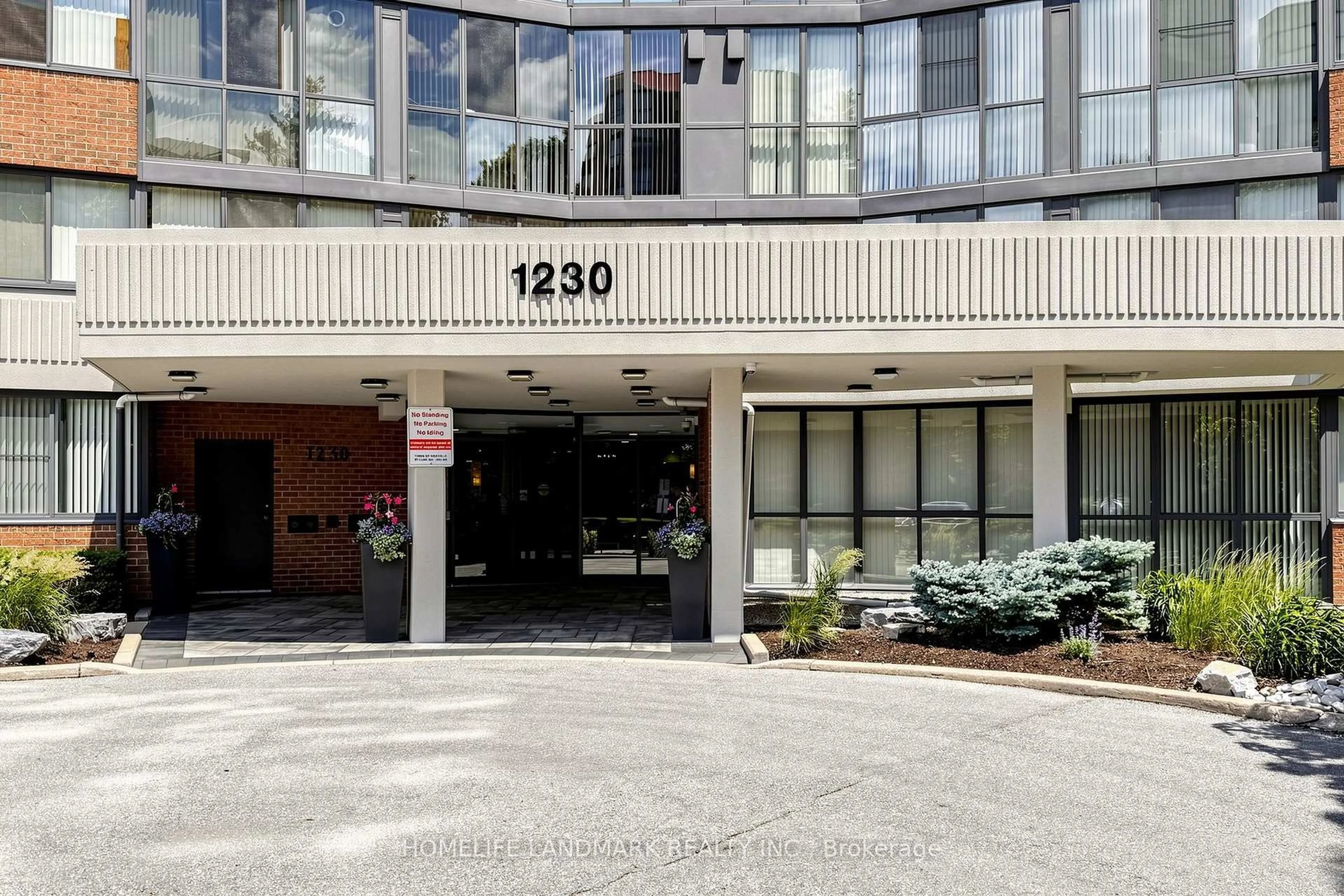 Indoor foyer for 1230 Marlborough Crt #403, Oakville Ontario L6H 3K8