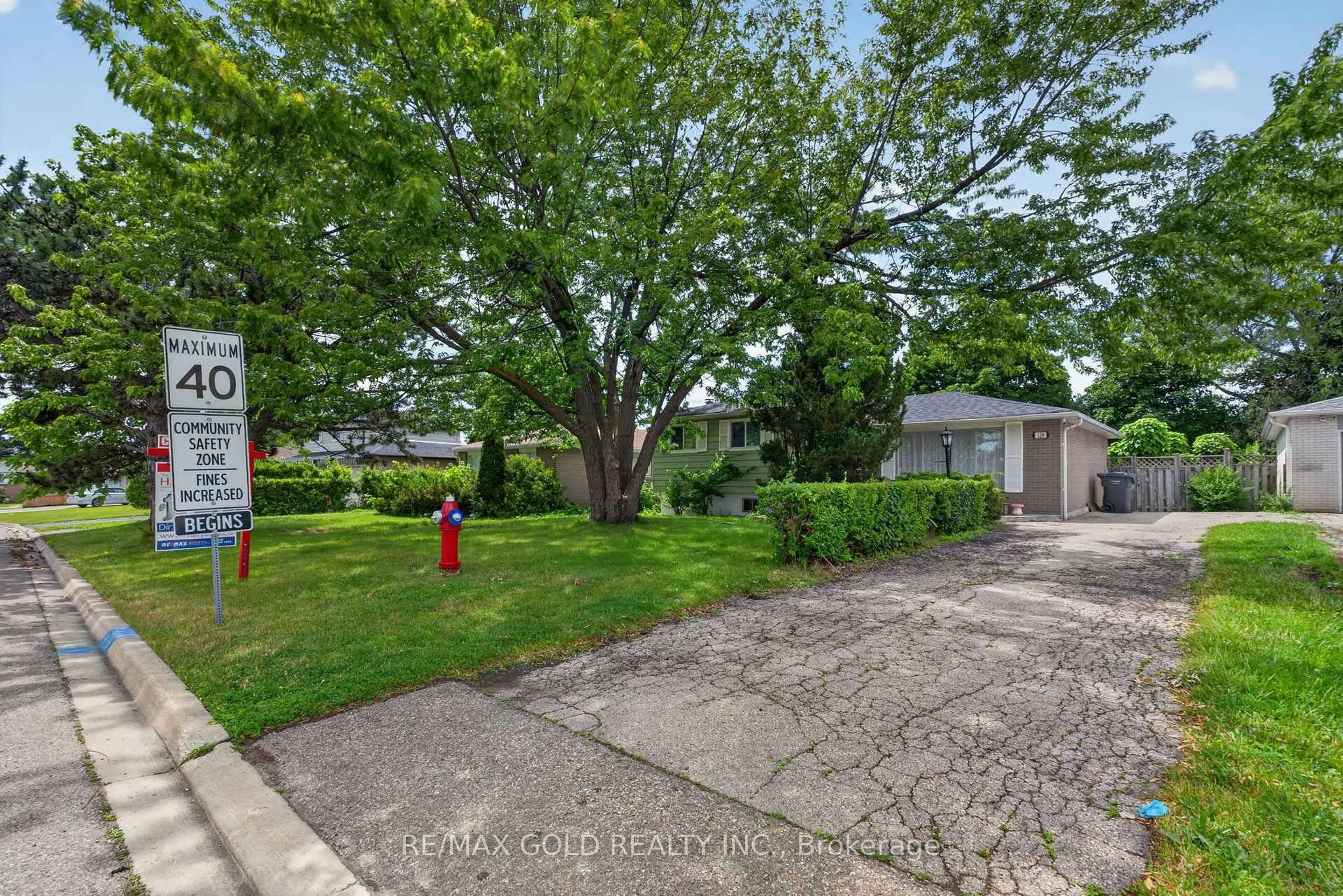 A pic from outside/outdoor area/front of a property/back of a property/a pic from drone, street for 129 Folkstone Cres, Brampton Ontario L6T 3M6