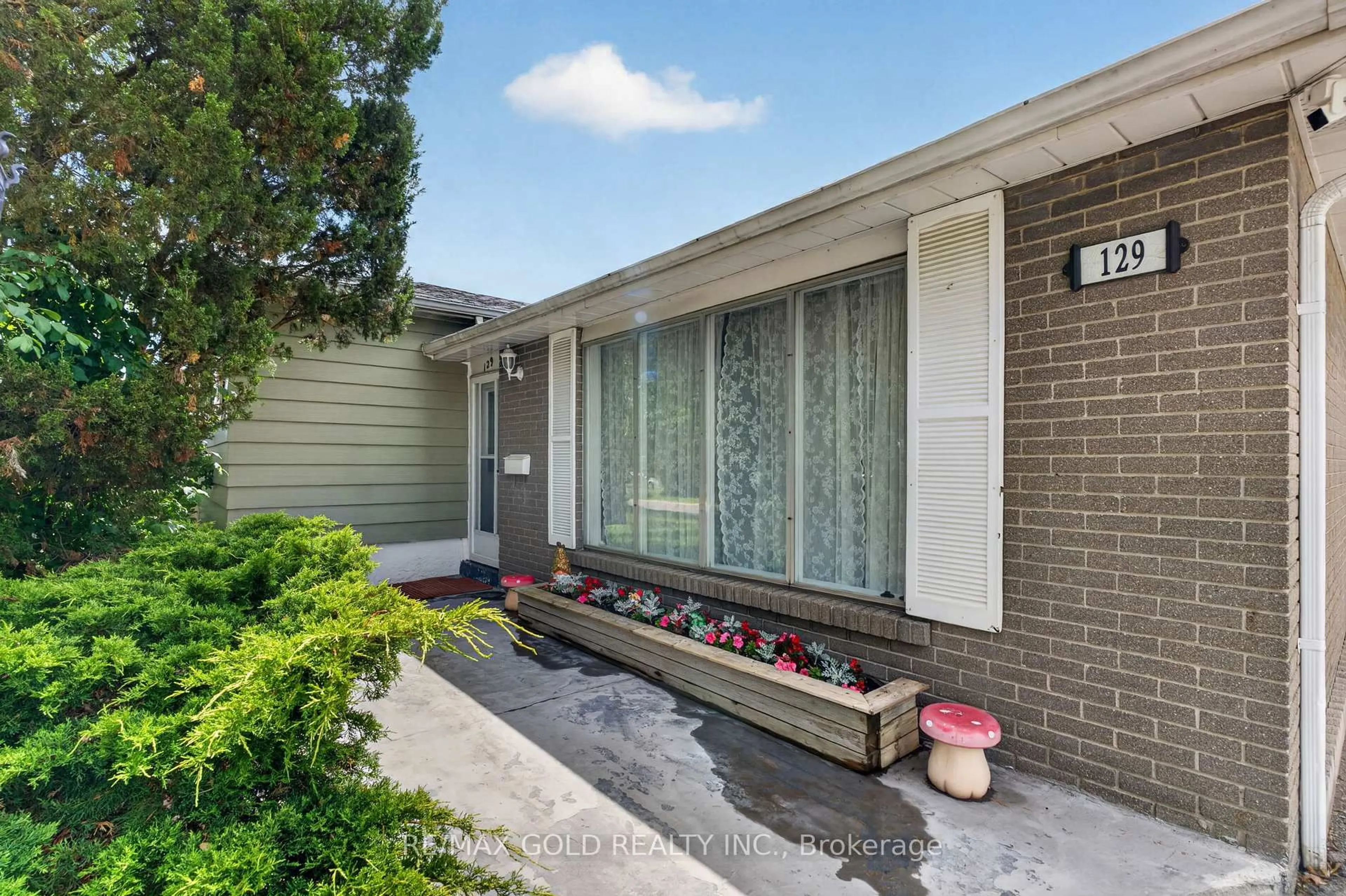 Home with brick exterior material, street for 129 Folkstone Cres, Brampton Ontario L6T 3M6
