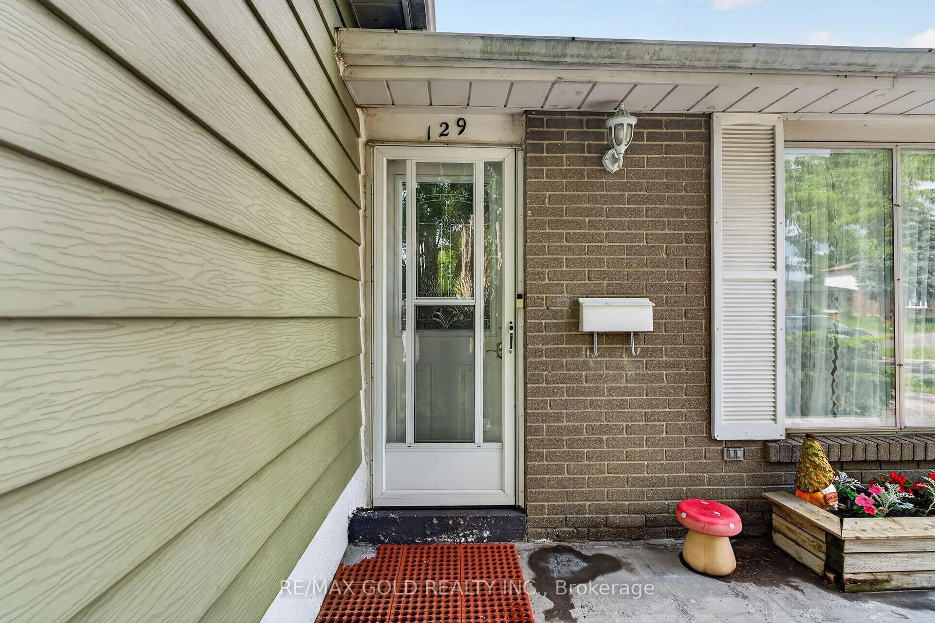 Indoor entryway for 129 Folkstone Cres, Brampton Ontario L6T 3M6