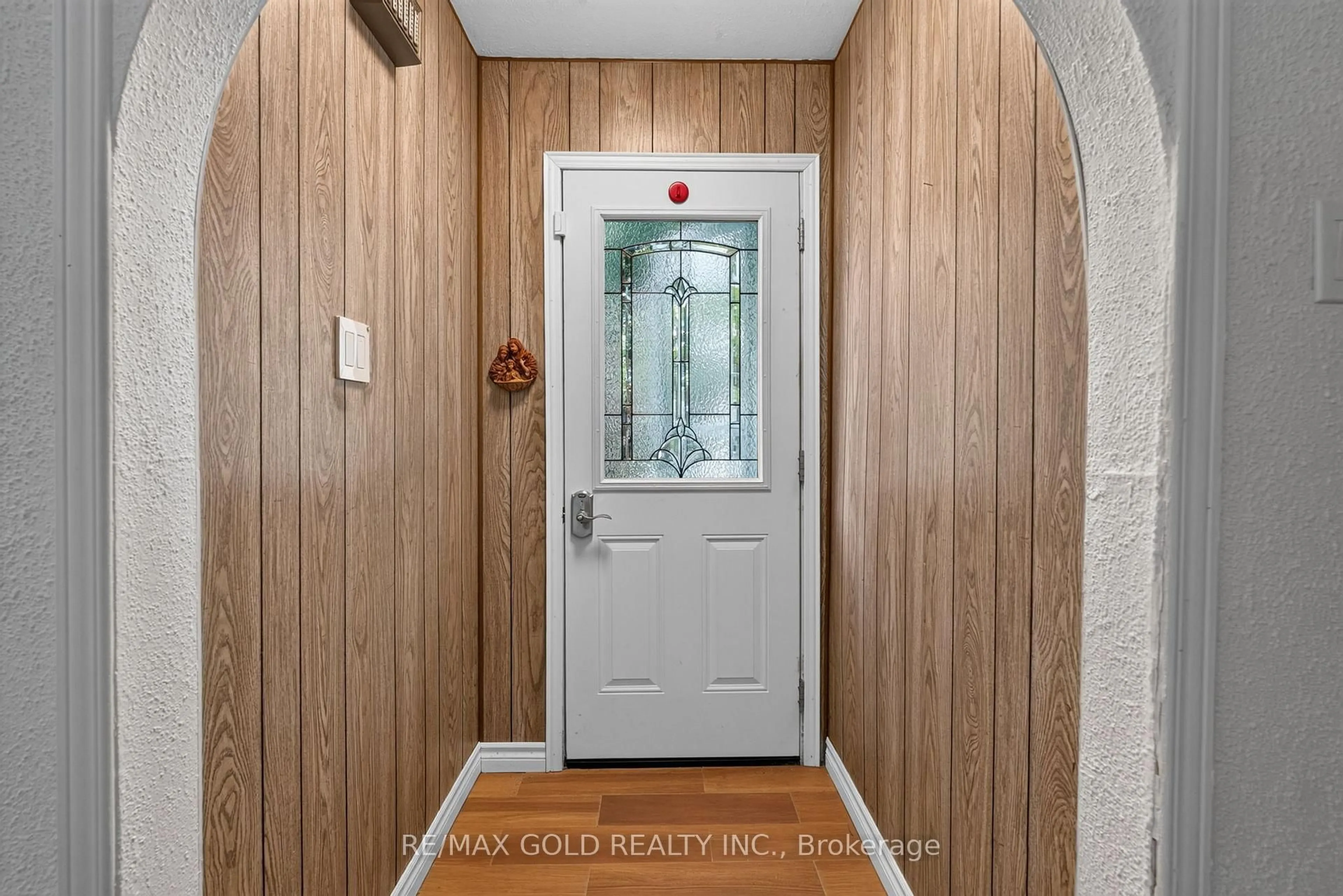 Indoor entryway for 129 Folkstone Cres, Brampton Ontario L6T 3M6