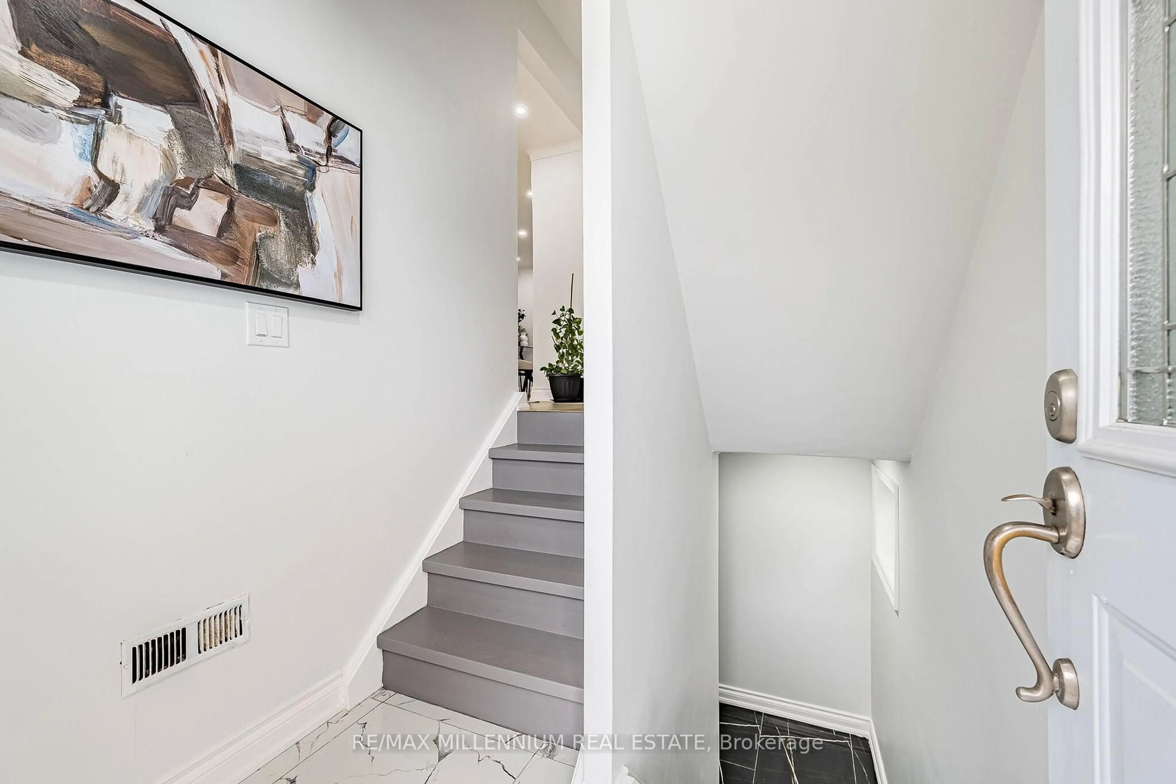 Stairs for 612 Appleby Line, Burlington Ontario L7L 2Y3
