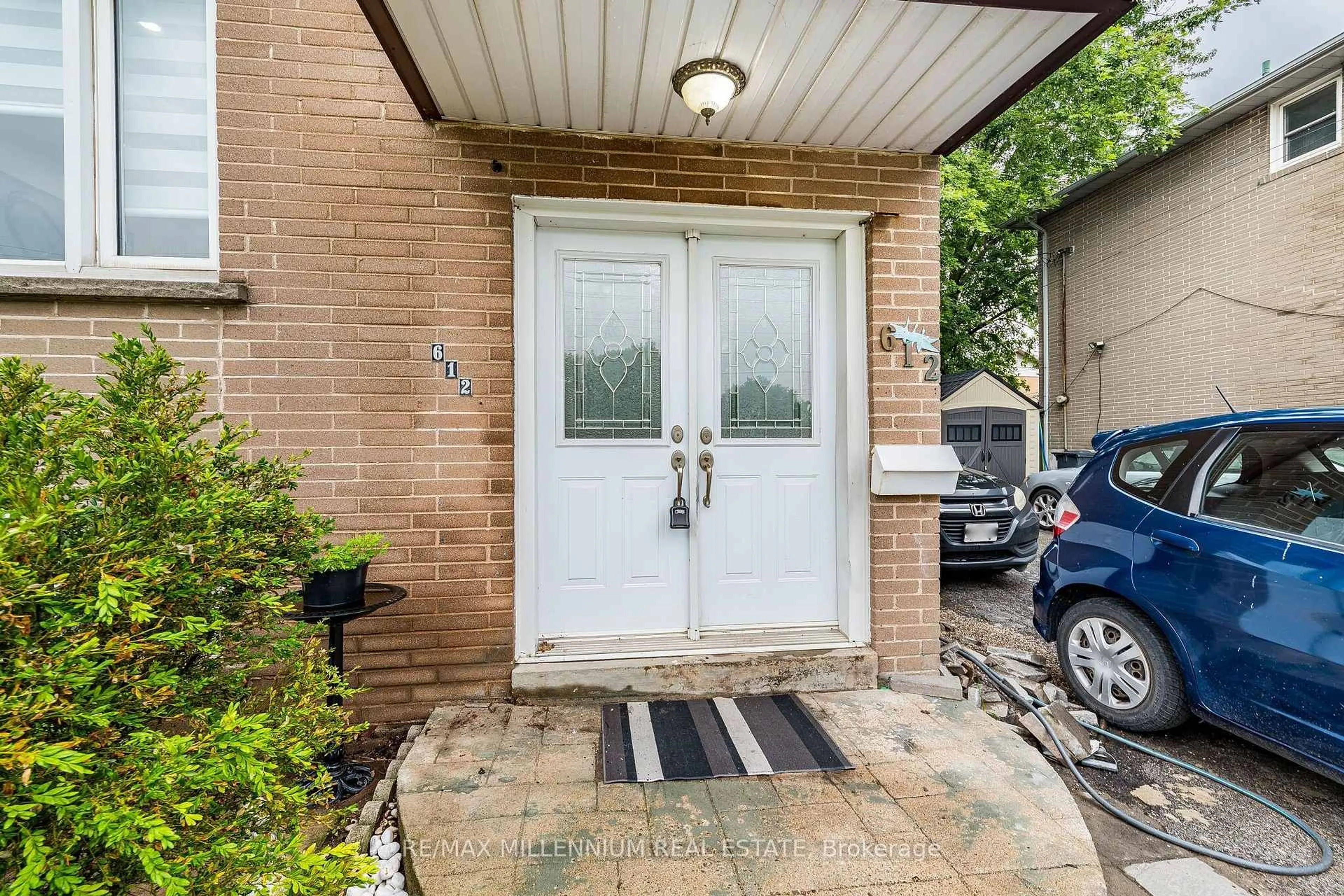 Indoor entryway for 612 Appleby Line, Burlington Ontario L7L 2Y3