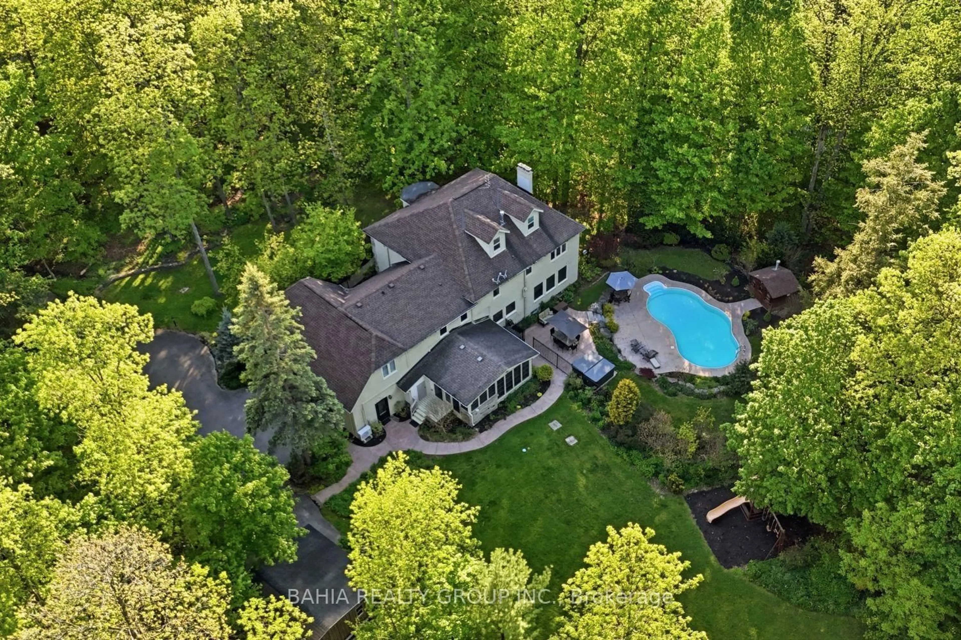 A pic from outside/outdoor area/front of a property/back of a property/a pic from drone, unknown for 8663 Wood Close, Milton Ontario L9T 2X9