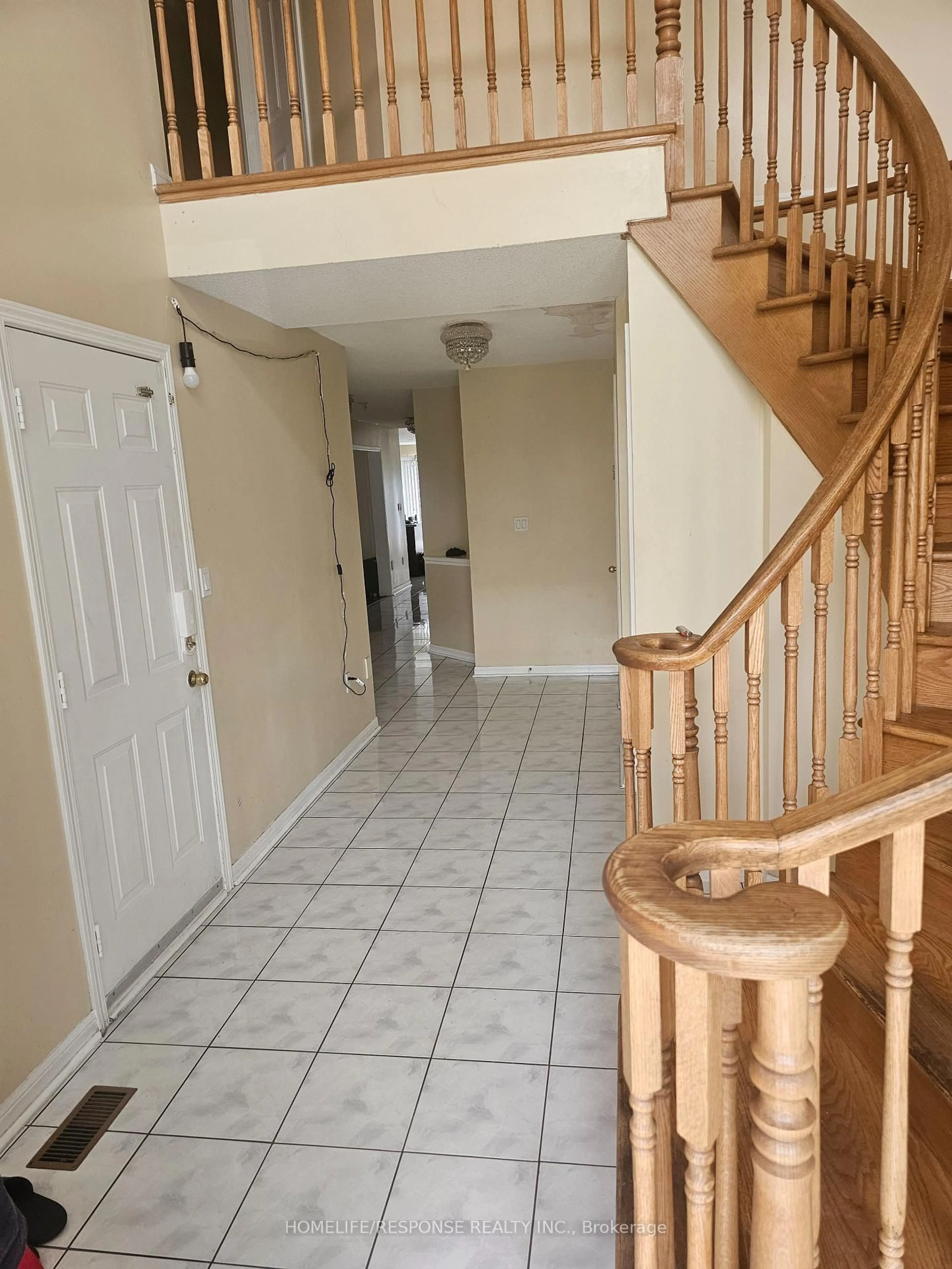 Indoor foyer for 20 HIMALAYA St, Brampton Ontario L6R 2L8