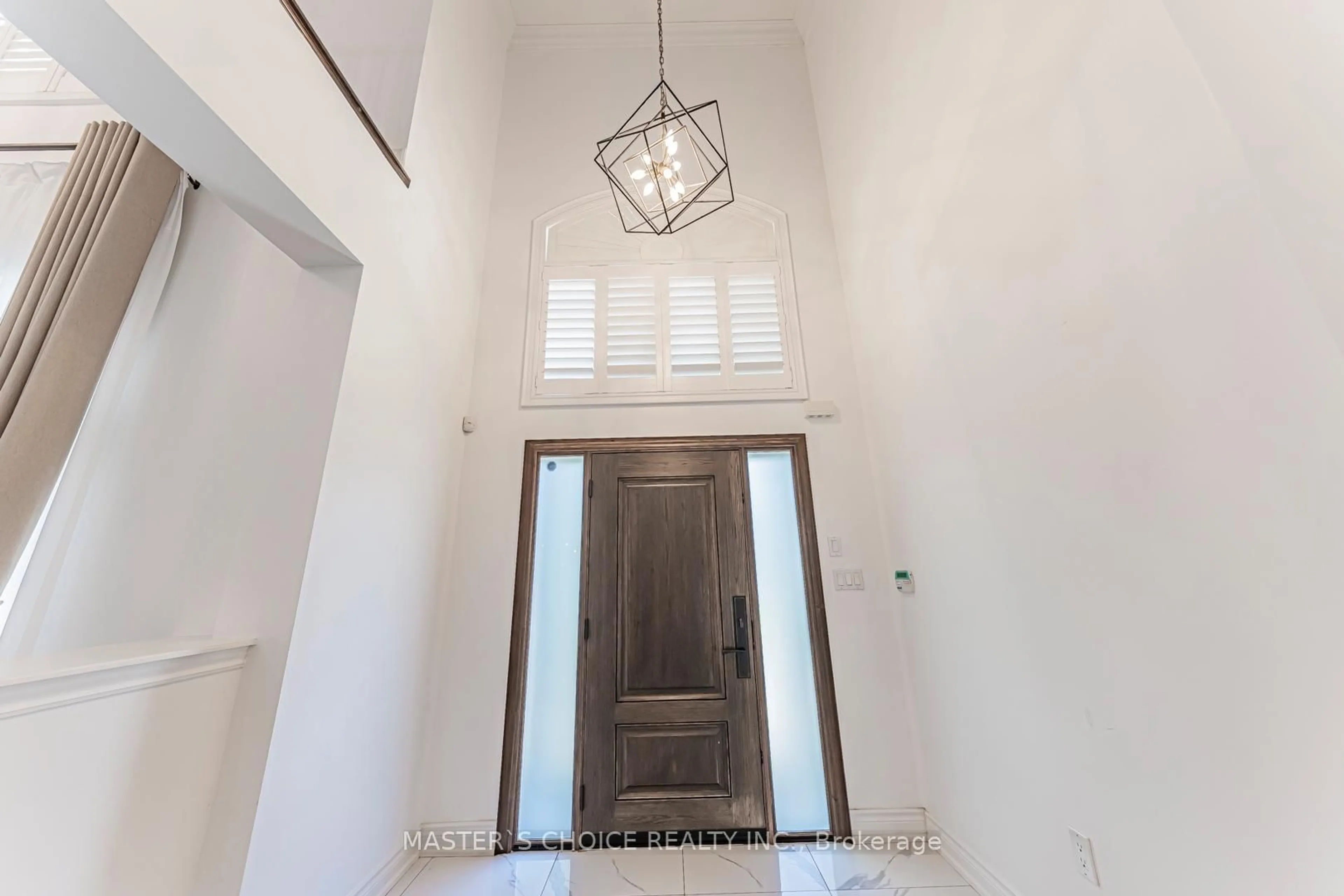 Indoor foyer for 2357 Rideau Dr, Oakville Ontario L6H 7R6
