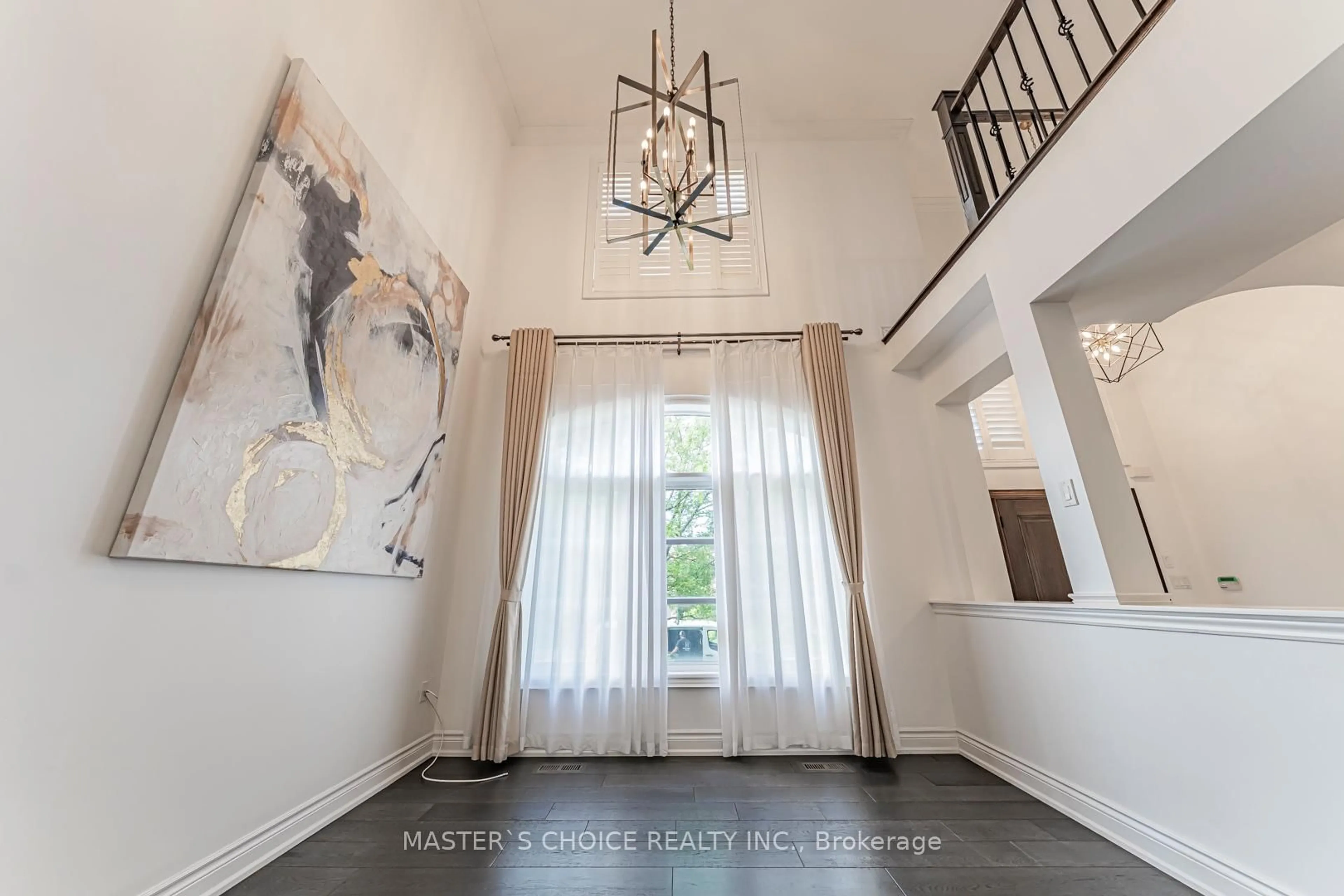 Indoor entryway for 2357 Rideau Dr, Oakville Ontario L6H 7R6