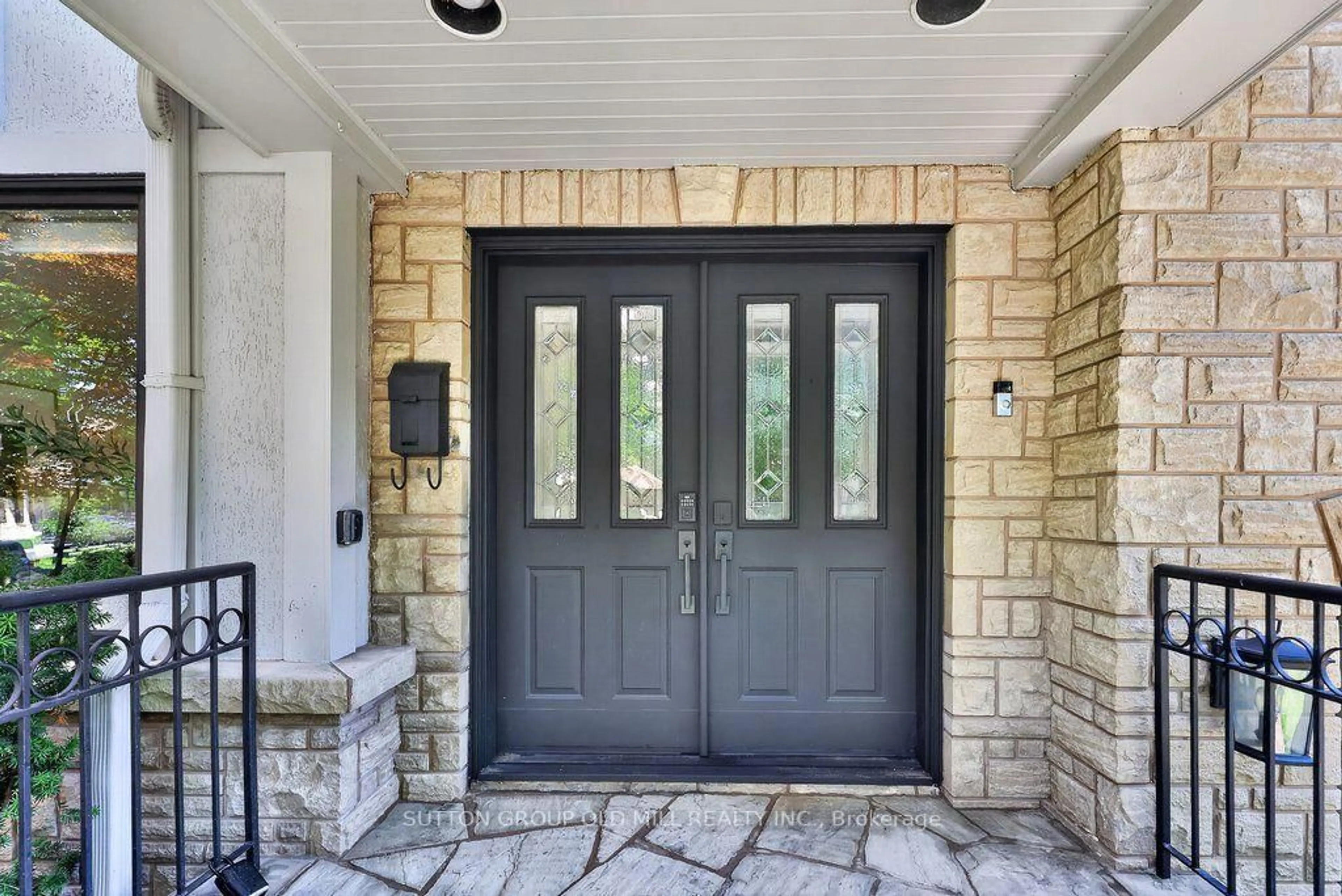 Indoor entryway for 51 Princeton Rd, Toronto Ontario M8X 2E3