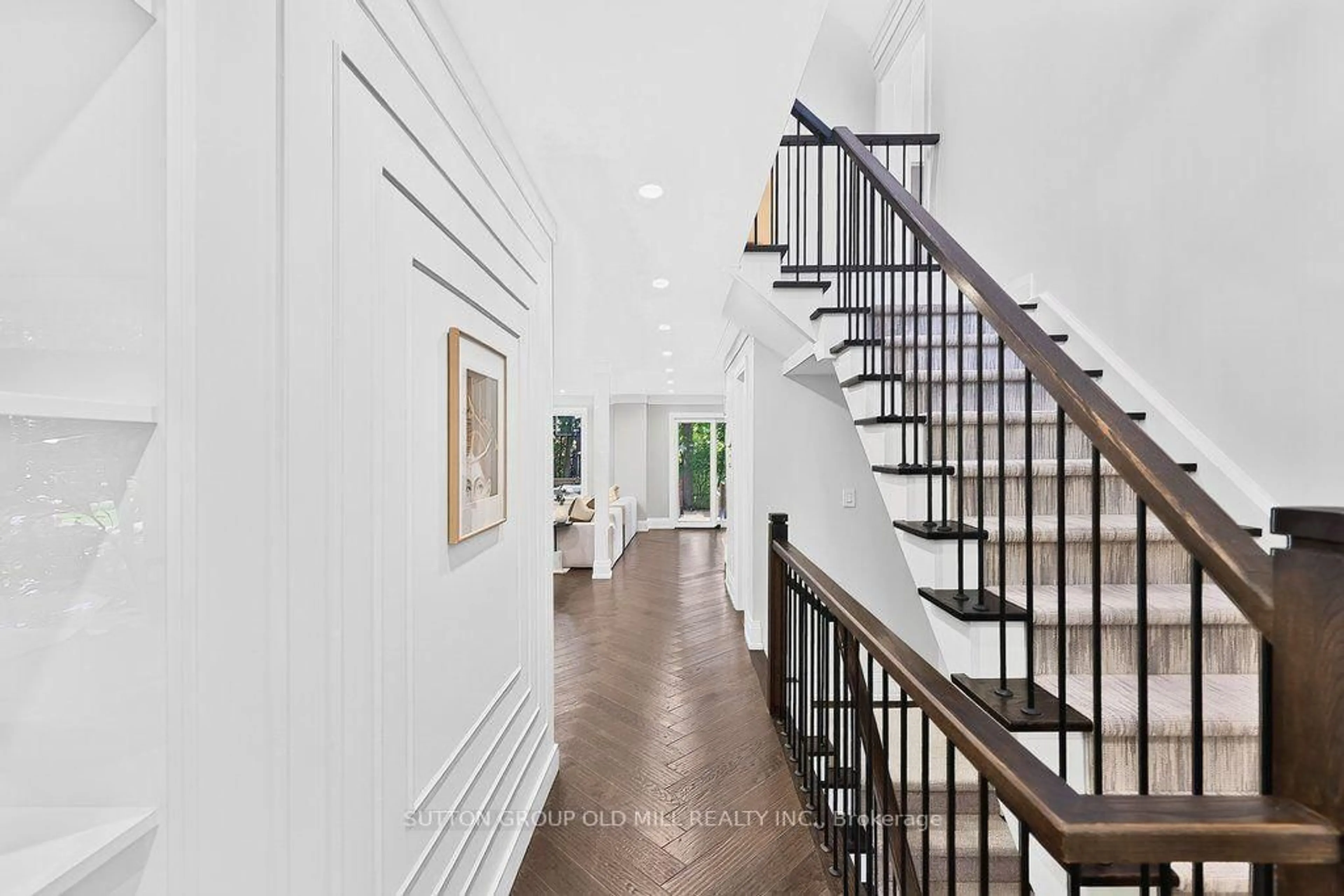 Indoor foyer for 51 Princeton Rd, Toronto Ontario M8X 2E3