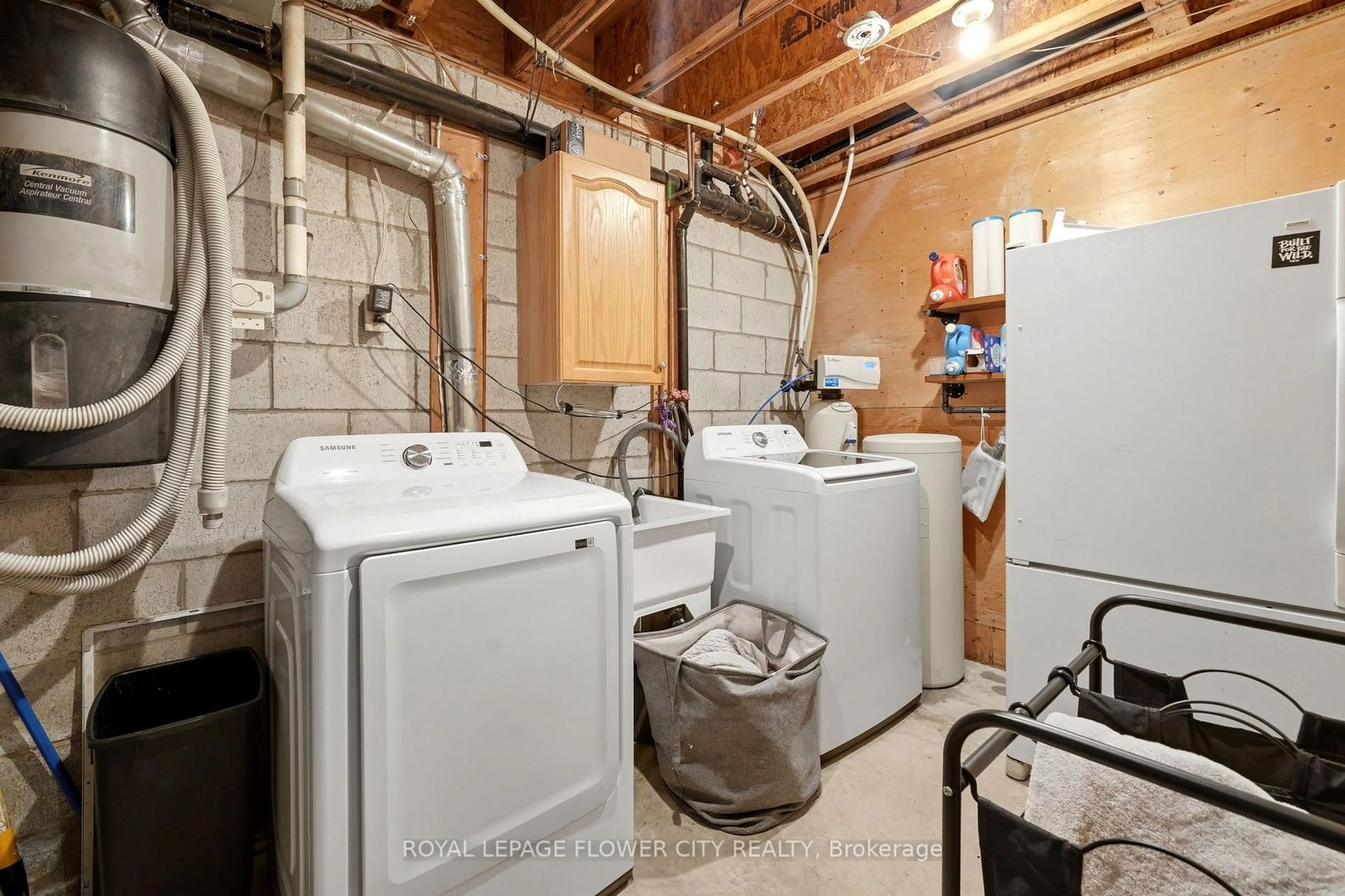 Laundry room for 15626 Mclaughlin Rd, Caledon Ontario L7C 1M3