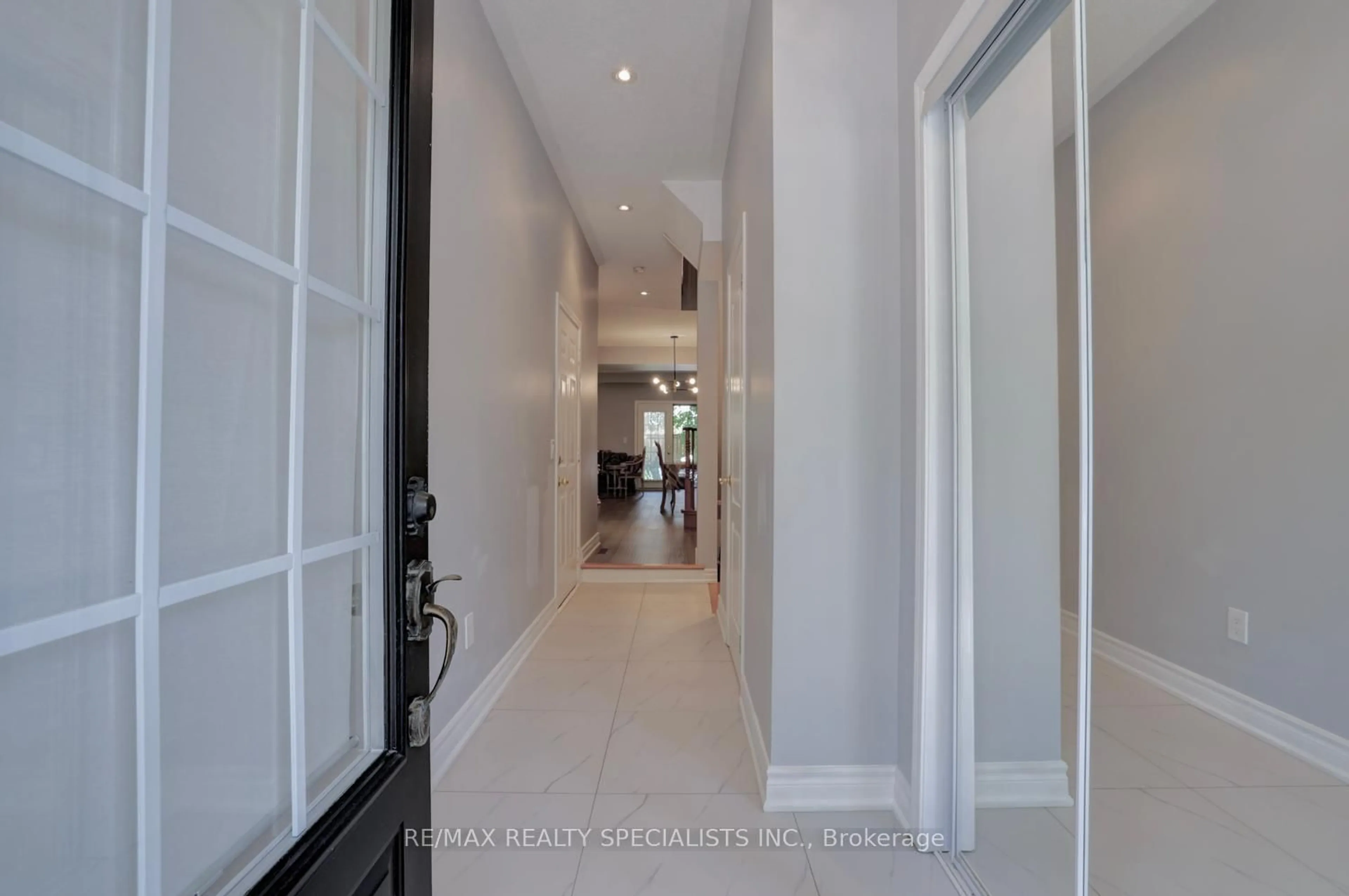 Indoor foyer for 2401 Fifth Line #8, Mississauga Ontario L5K 1V9