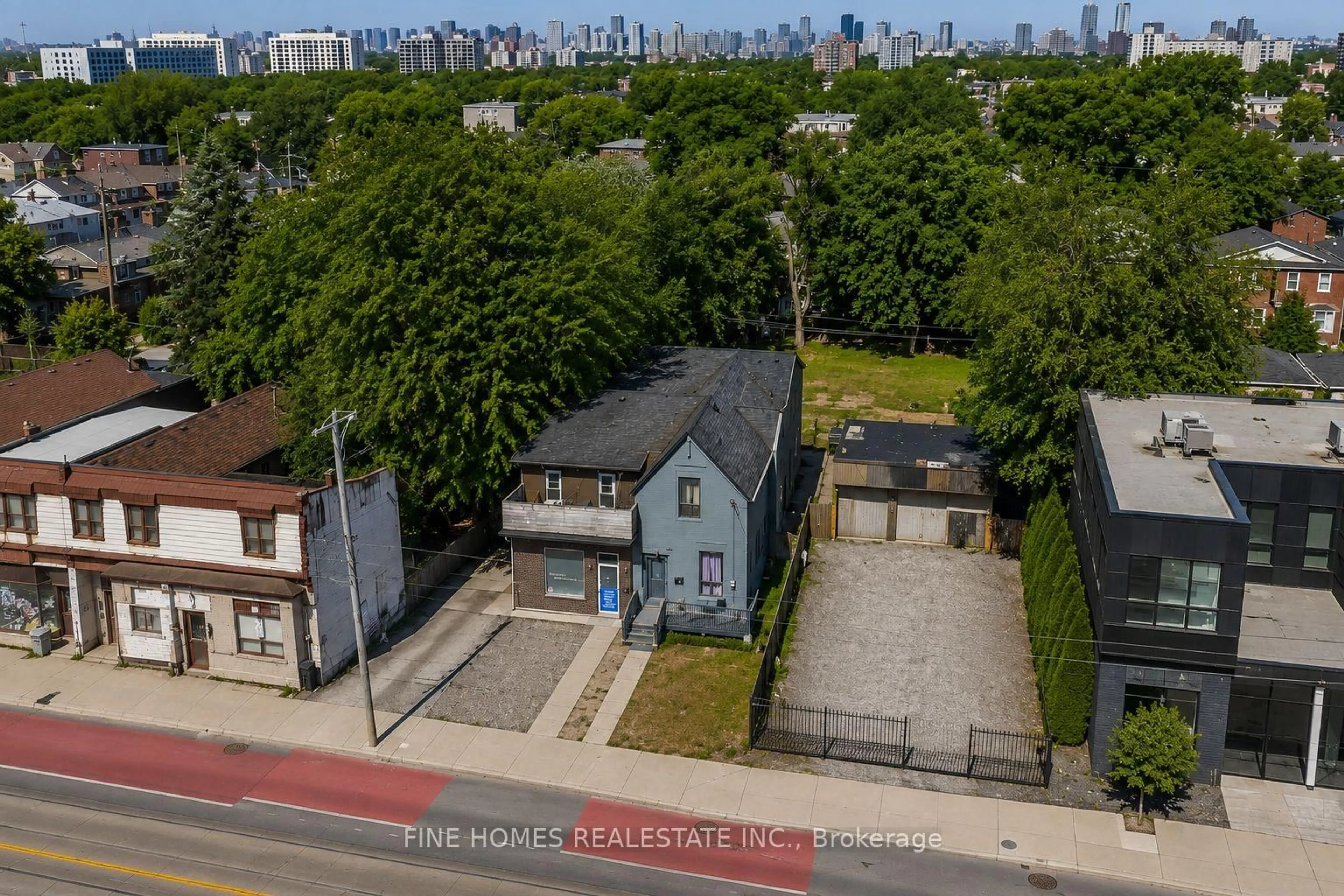A pic from outside/outdoor area/front of a property/back of a property/a pic from drone, street for 318 Dufferin St, Toronto Ontario M6K 1Z6